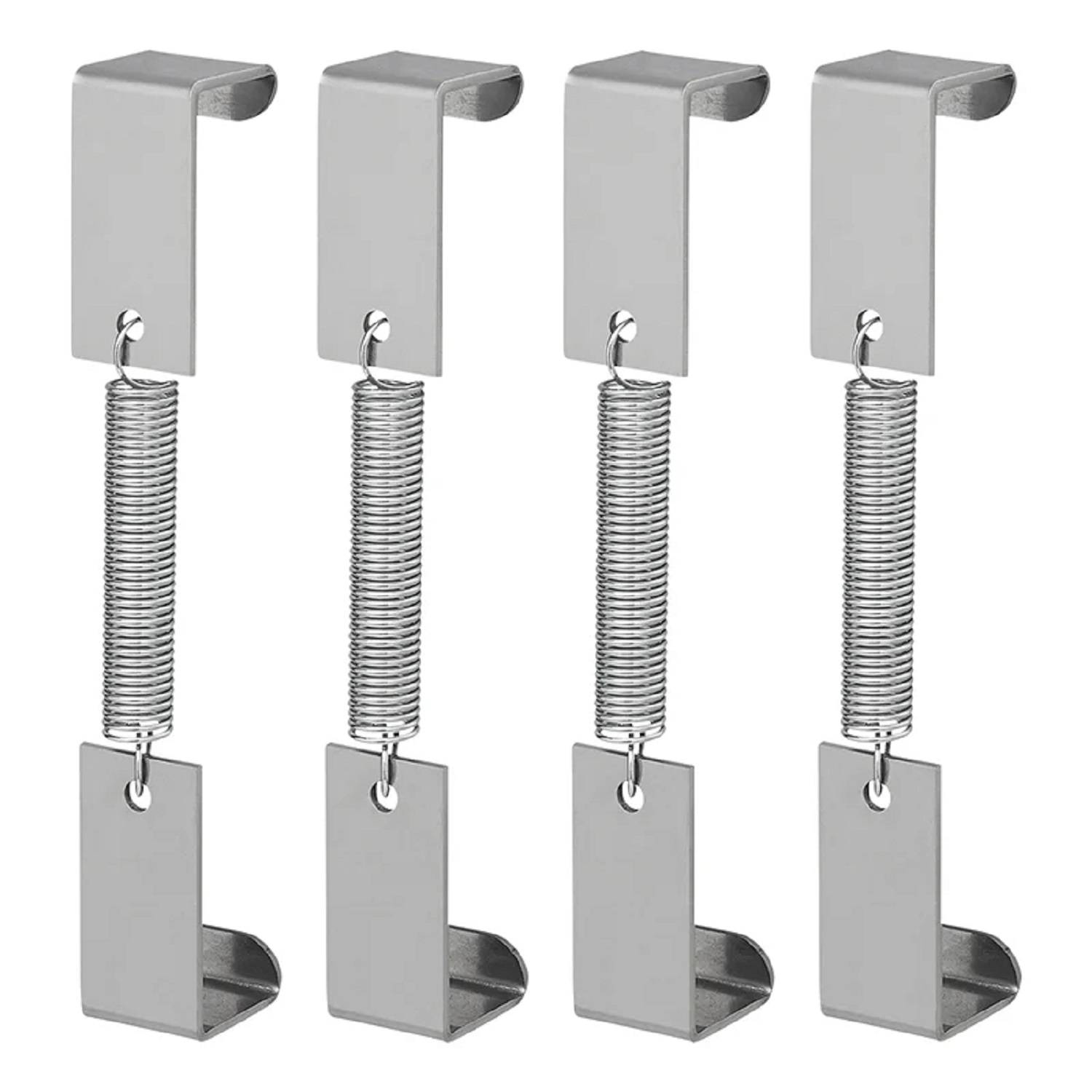 Vier silberne Metallfederklammern, die entwickelt wurden, um Gegenstände über eine Oberflächenkante zu hängen, in einer vertikalen Reihe angeordnet.