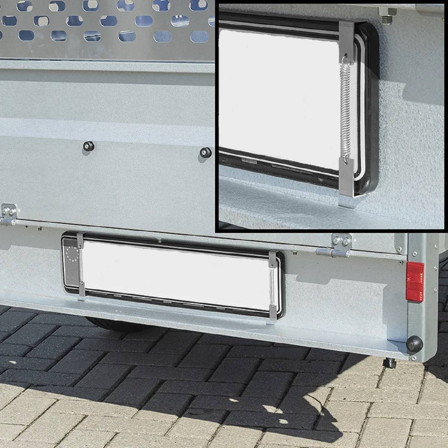 Lastwagen mit einem Kennzeichenhalter mit Gleitvorrichtung, in einem Nahaufnahme-Inset dargestellt.