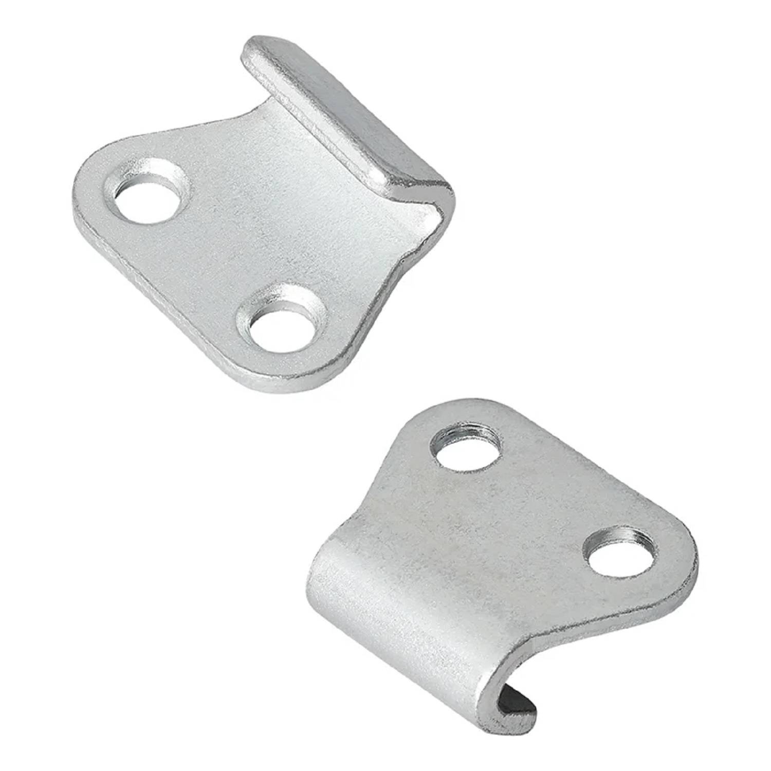 Zwei L-förmige Metallhalterungen, jeweils mit drei runden Löchern, die zum Befestigen von Verbindungen beim Bauen oder bei der Möbelmontage verwendet werden.