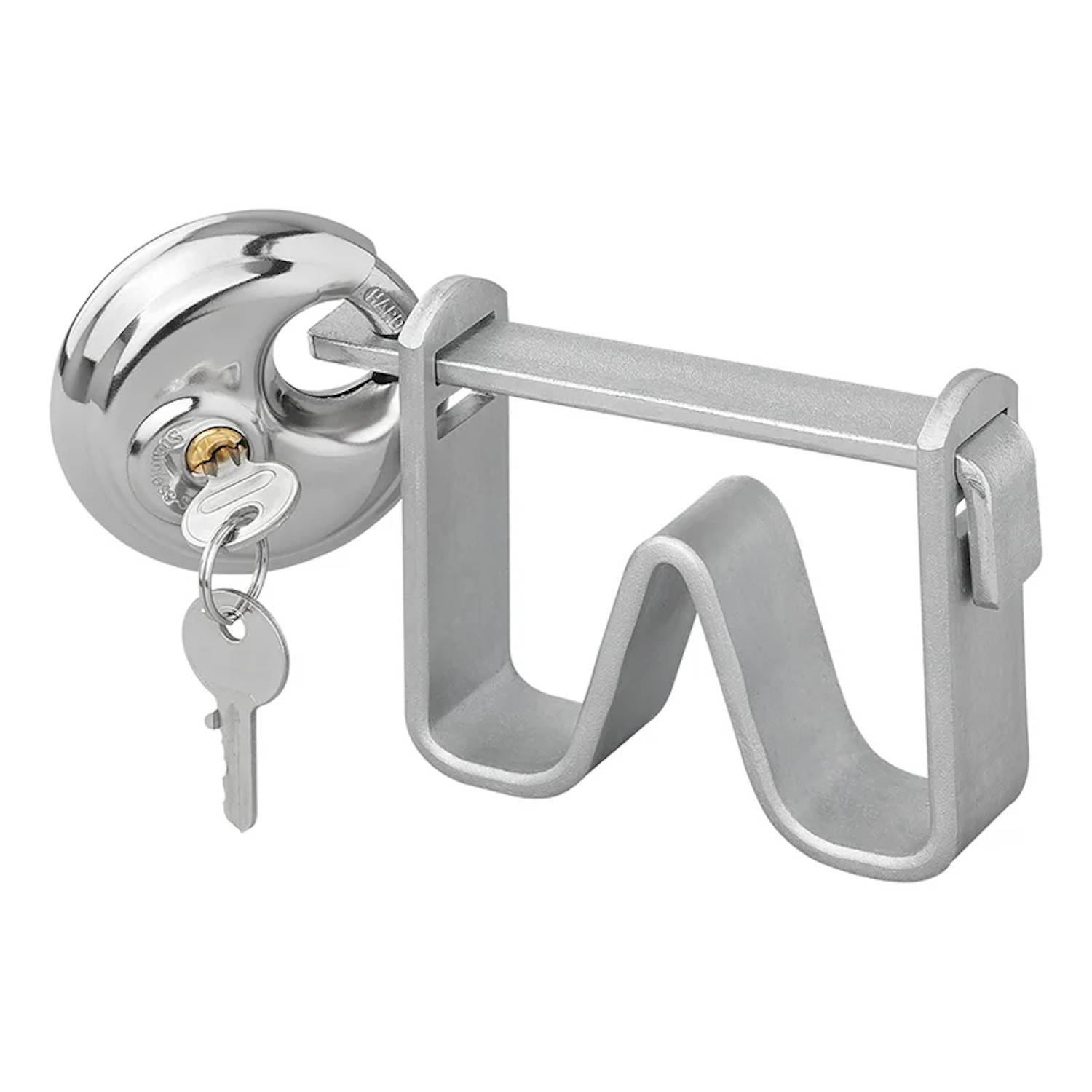 Ein silberner Schlüssel mit eingesetzten Schlüsseln, zusammen mit einer montierten silbernen Halterung, die wahrscheinlich zum Sichern von Gegenständen oder Türen dient.