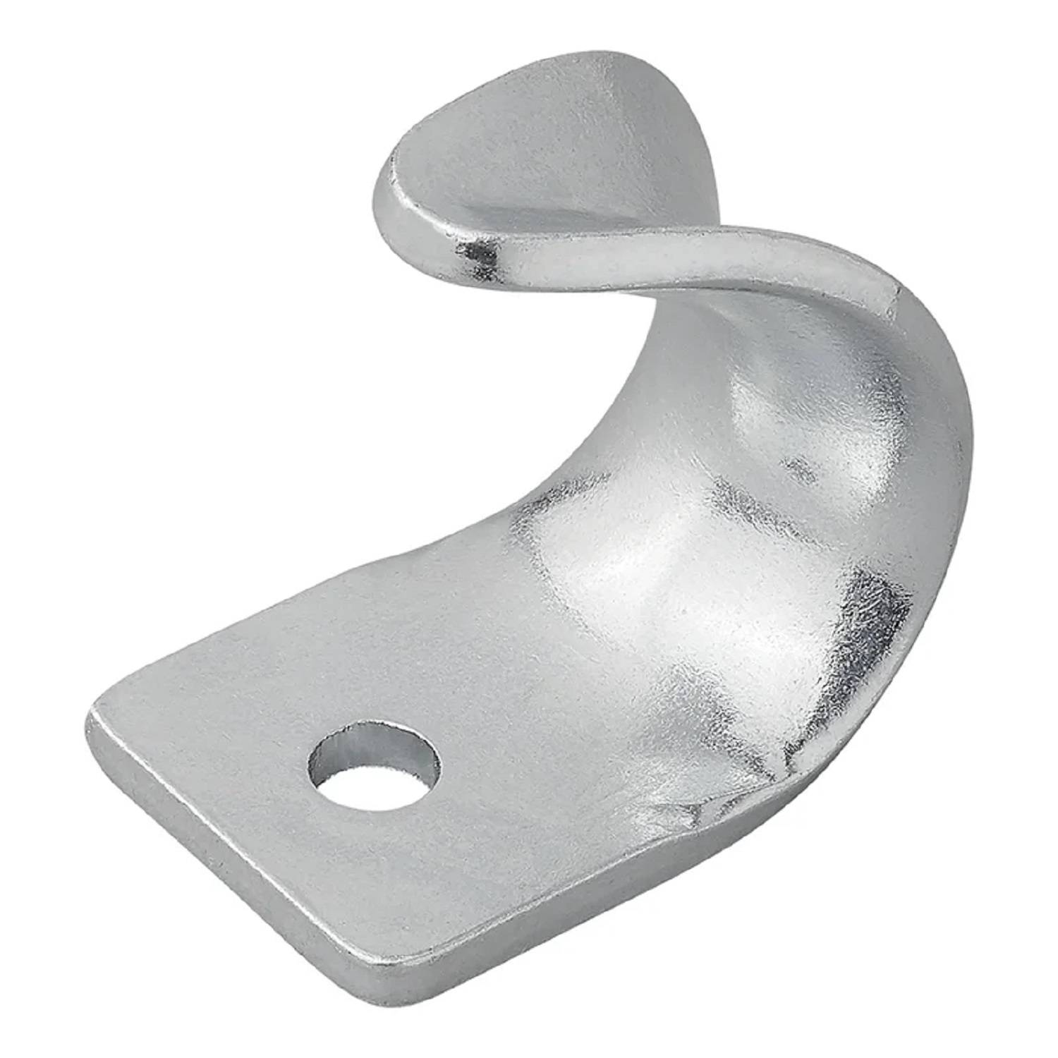 Ein glänzender Metallhaken mit einer flachen Basis und einem gebogenen Ende, der eine einzelne Befestigungsöffnung zur Montage an einer Oberfläche aufweist.