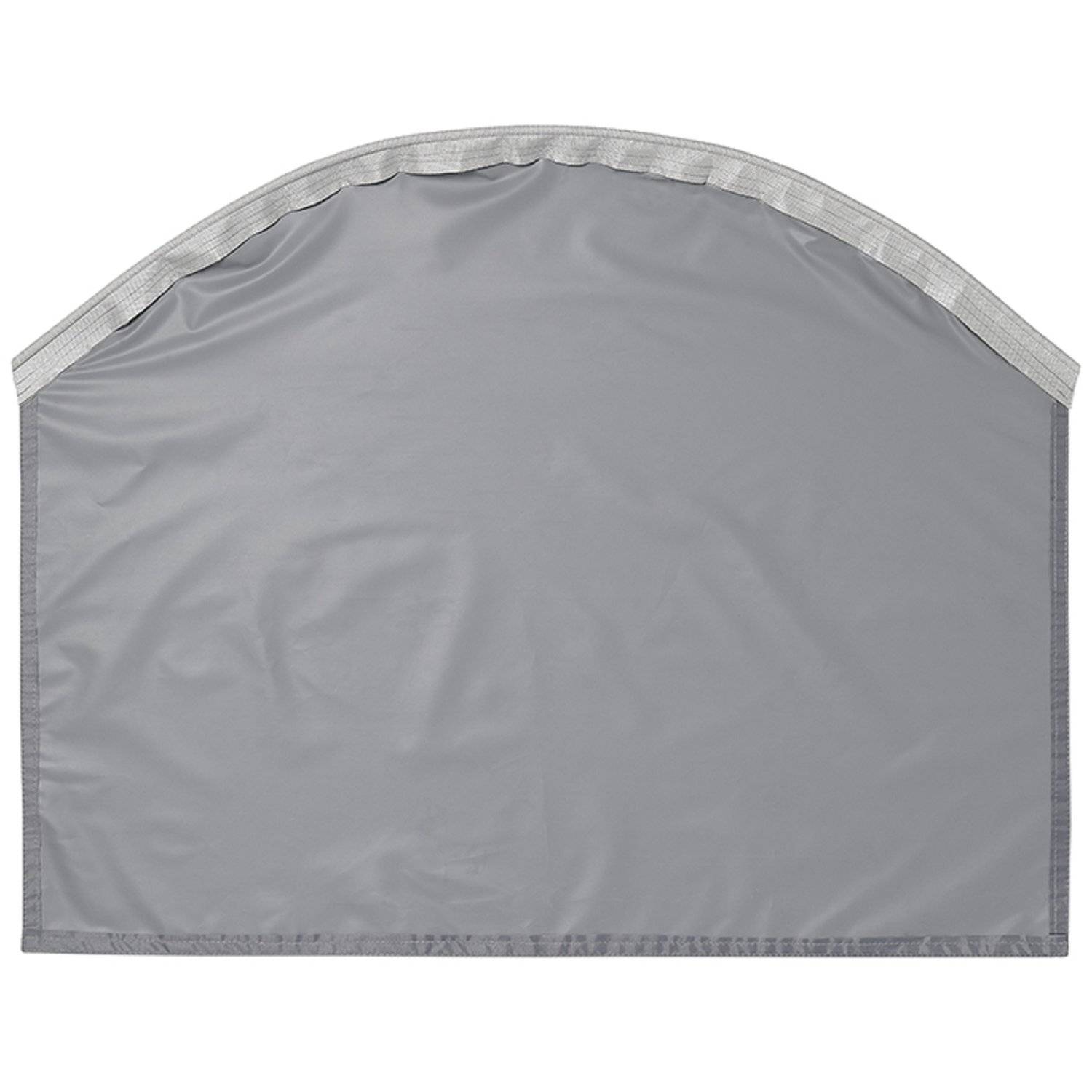 Graue halbkreisförmige Plane mit einem weißen Rand, verwendet zum Schutz vor Witterungseinflüssen, flach ausgebreitet mit sichtbaren Falten aufgenommen.
