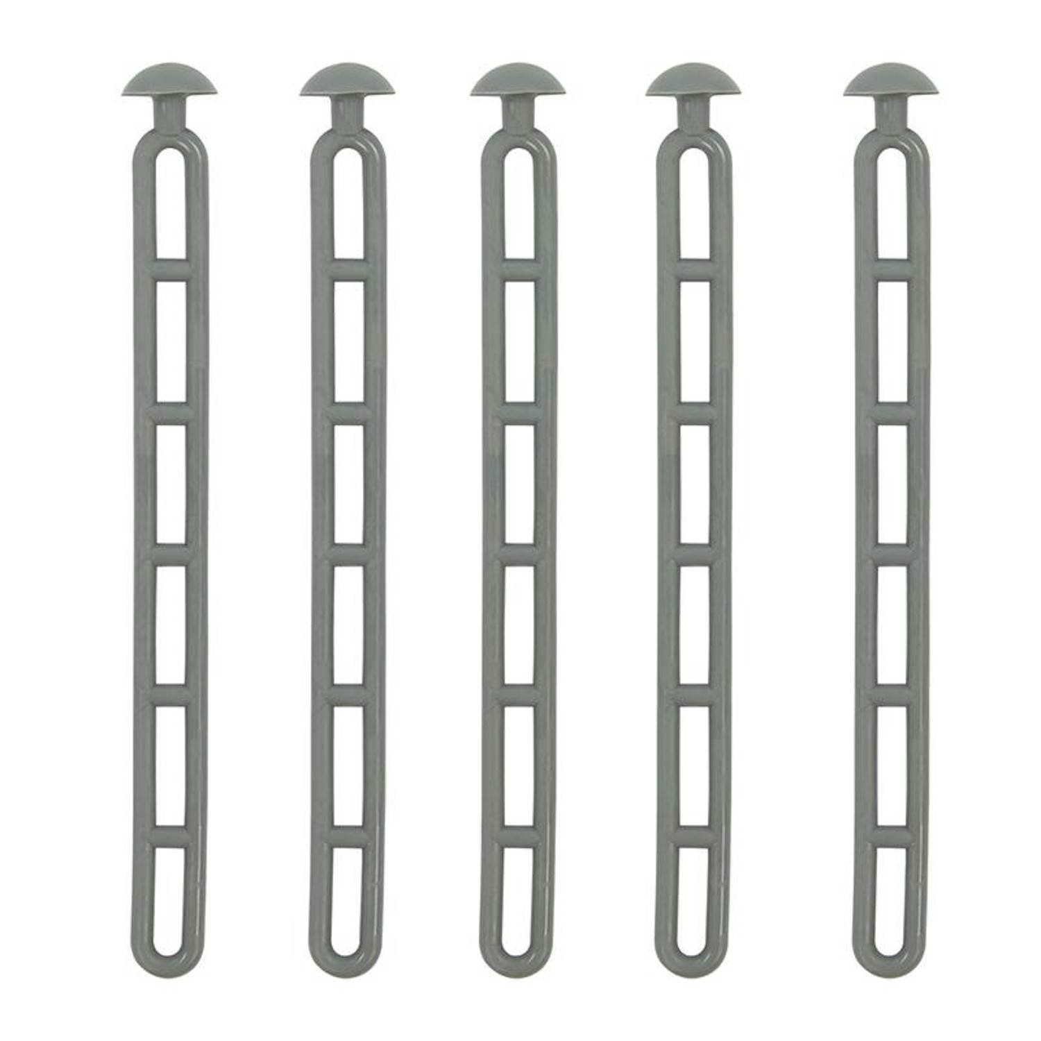 Fünf graue Plastik-Kabelbinder mit Schleifen- und Verschlussdesign, gleichmäßig vertikal angeordnet, vor einem weißen Hintergrund.