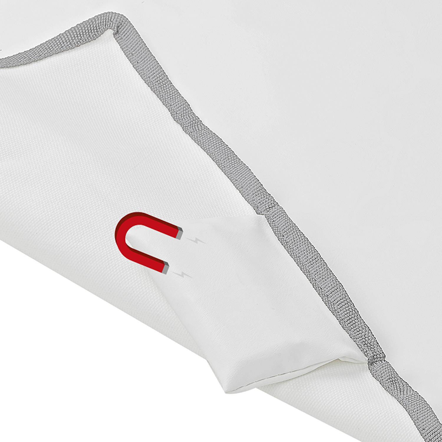 Ein weißer Stoff mit einem grauen Rand ist teilweise gefaltet und gibt einen kleinen roten Magneten darunter frei.