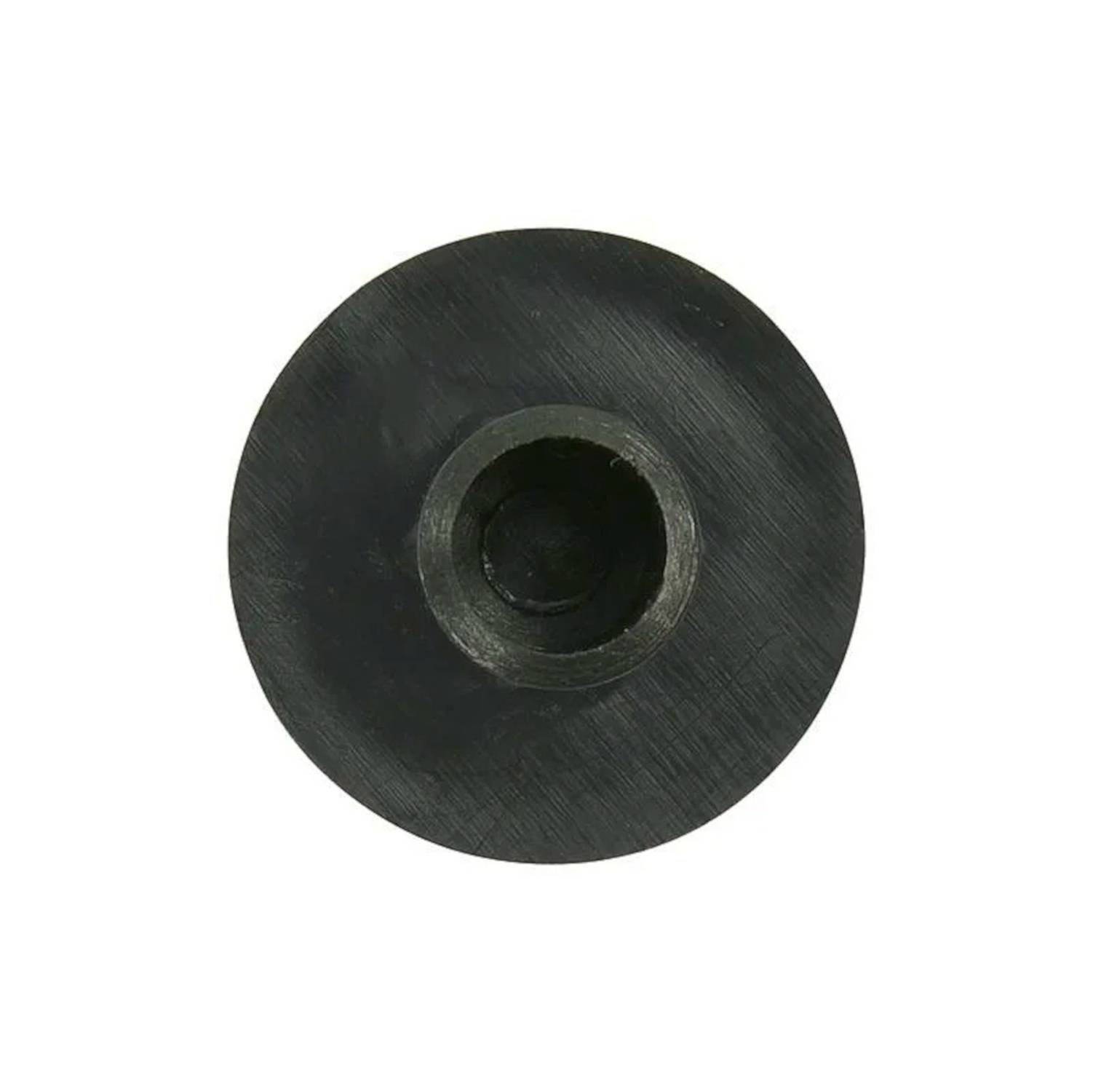 Eine Draufsicht auf ein schwarzes, kreisförmiges Gummiobjekt, das einer Durchführungstülle oder Dichtung ähnelt, mit einer kleineren zentrierten Öffnung.