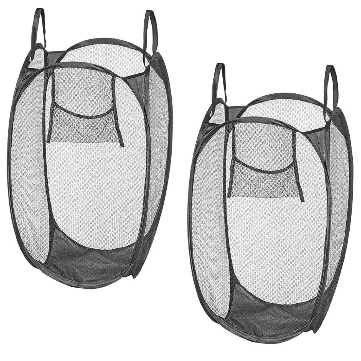 Zwei schwarze Wäschekorb aus Netzstoff mit Griffen, aufrecht gegen einen einfarbigen Hintergrund gestellt.