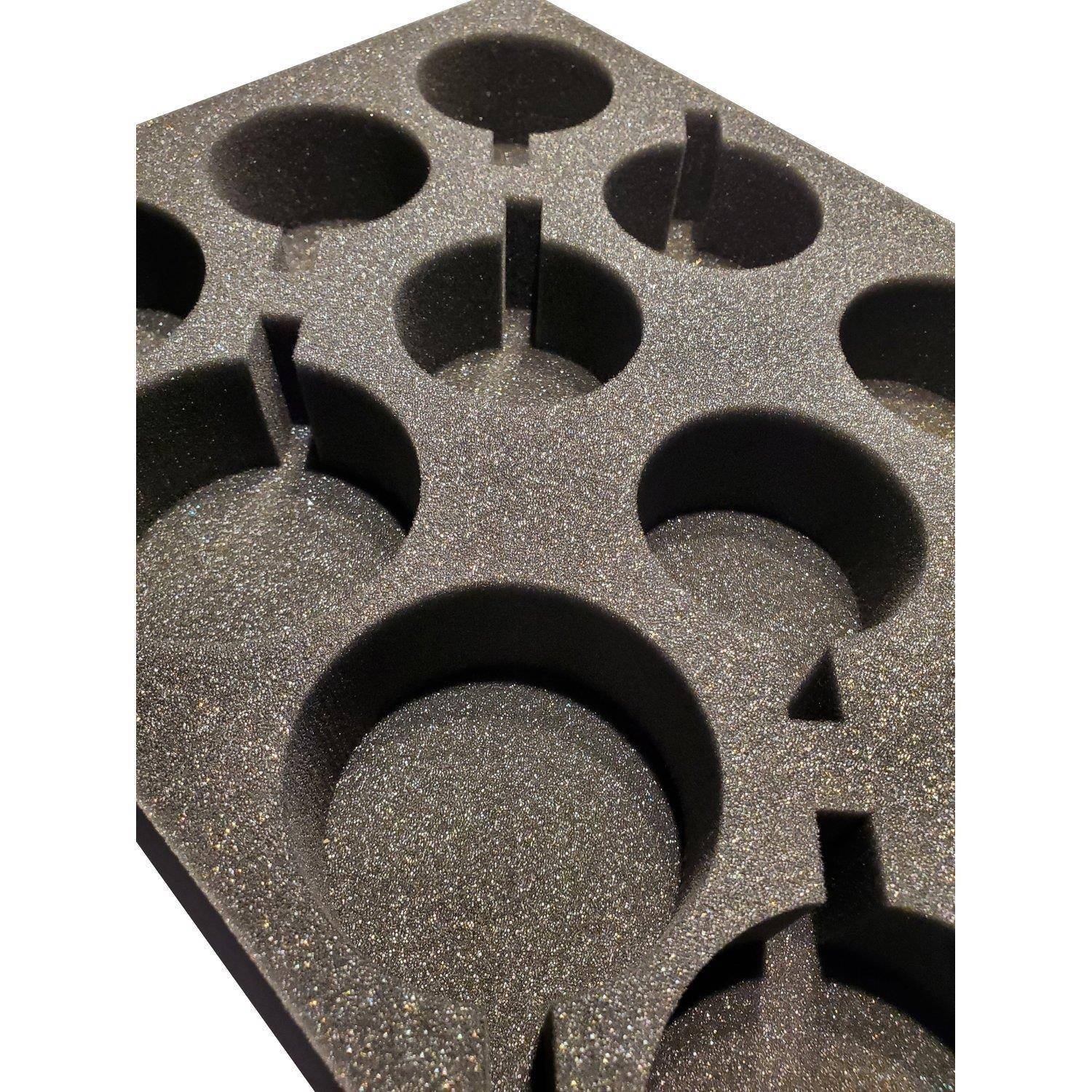 Nahaufnahme einer schwarzen Schaumstoffeinlage mit kreisförmigen Aussparungen, die zum sicheren Halten und Organisieren von zylindrischen Objekten verwendet wird.