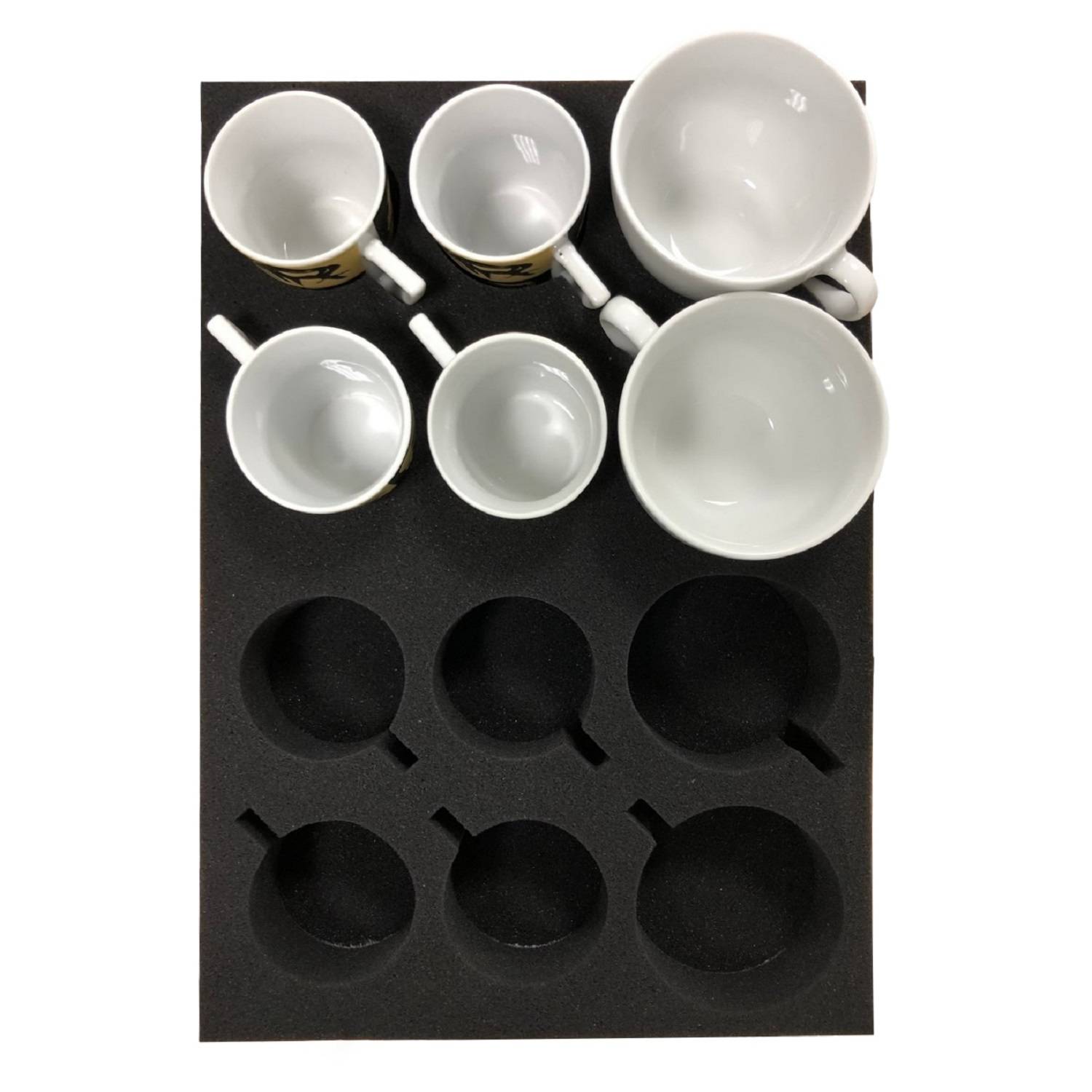 Sechs weiße Tassen in unterschiedlichen Größen sind in einem schwarzen Schaumstoffhalter mit sechs kreisrunden Aussparungen eingelassen, wobei jede Aussparung genau der Größe einer Tasse entspricht.