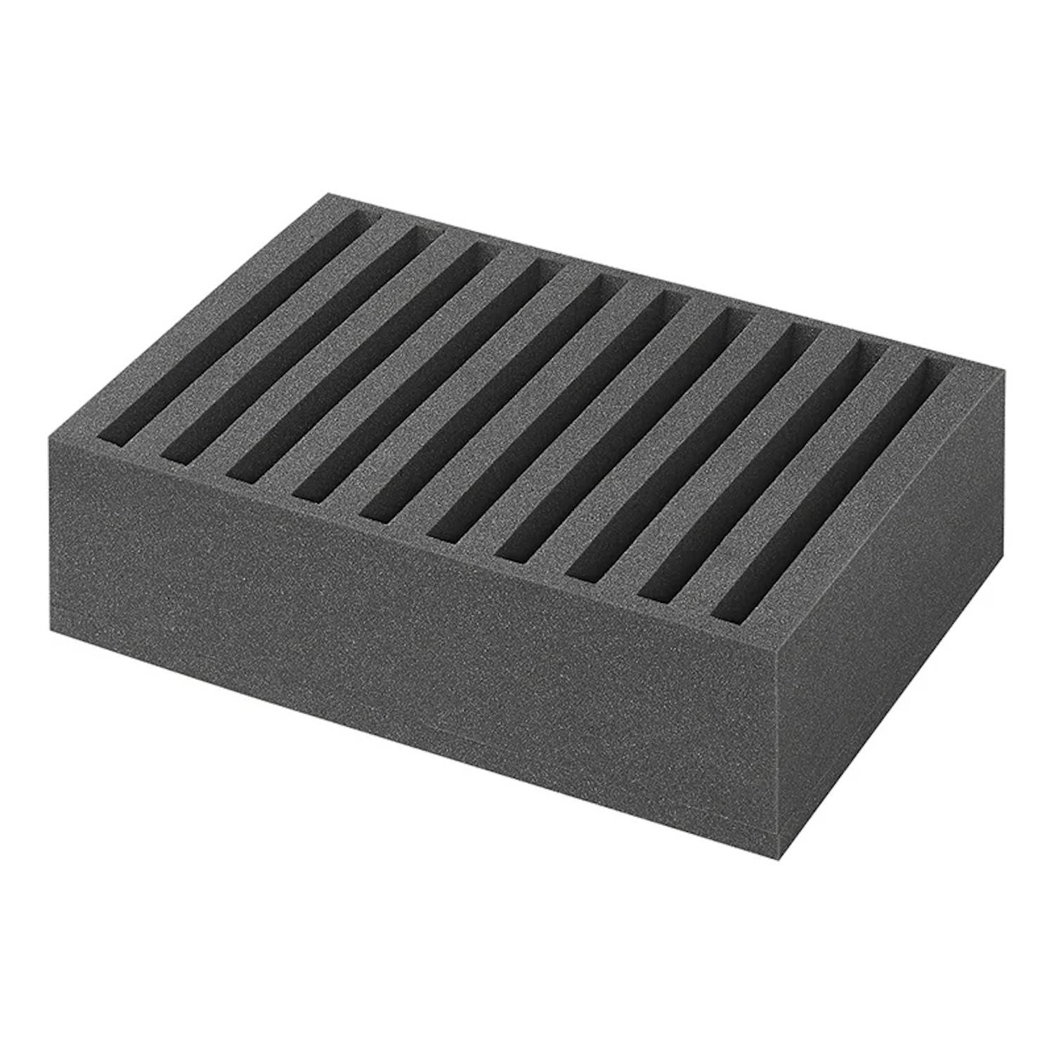 Ein rechteckiger, grauer Akustikschaumblock mit gleichmäßig angeordneten vertikalen Rillen, der entwickelt wurde, um Schallreflexionen in einem Raum zu reduzieren.