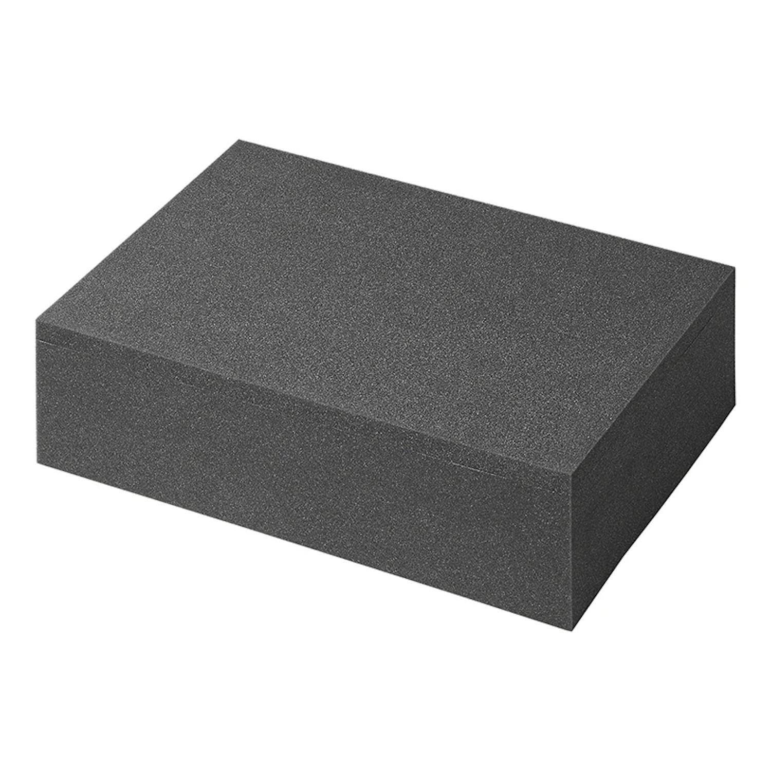 Ein rechteckiger Block aus dichtem schwarzem Schaumstoff mit glatter Oberfläche, der für Verpackungs- oder Isolationszwecke verwendet wird.