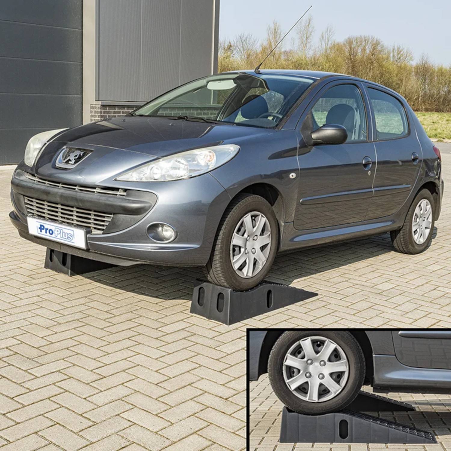 Ein silberfarbenes Auto steht auf Kunststoff-Böcken im Freien und demonstriert ein Werkzeug zum Anheben von Fahrzeugen während Reparaturen oder Wartungsarbeiten.