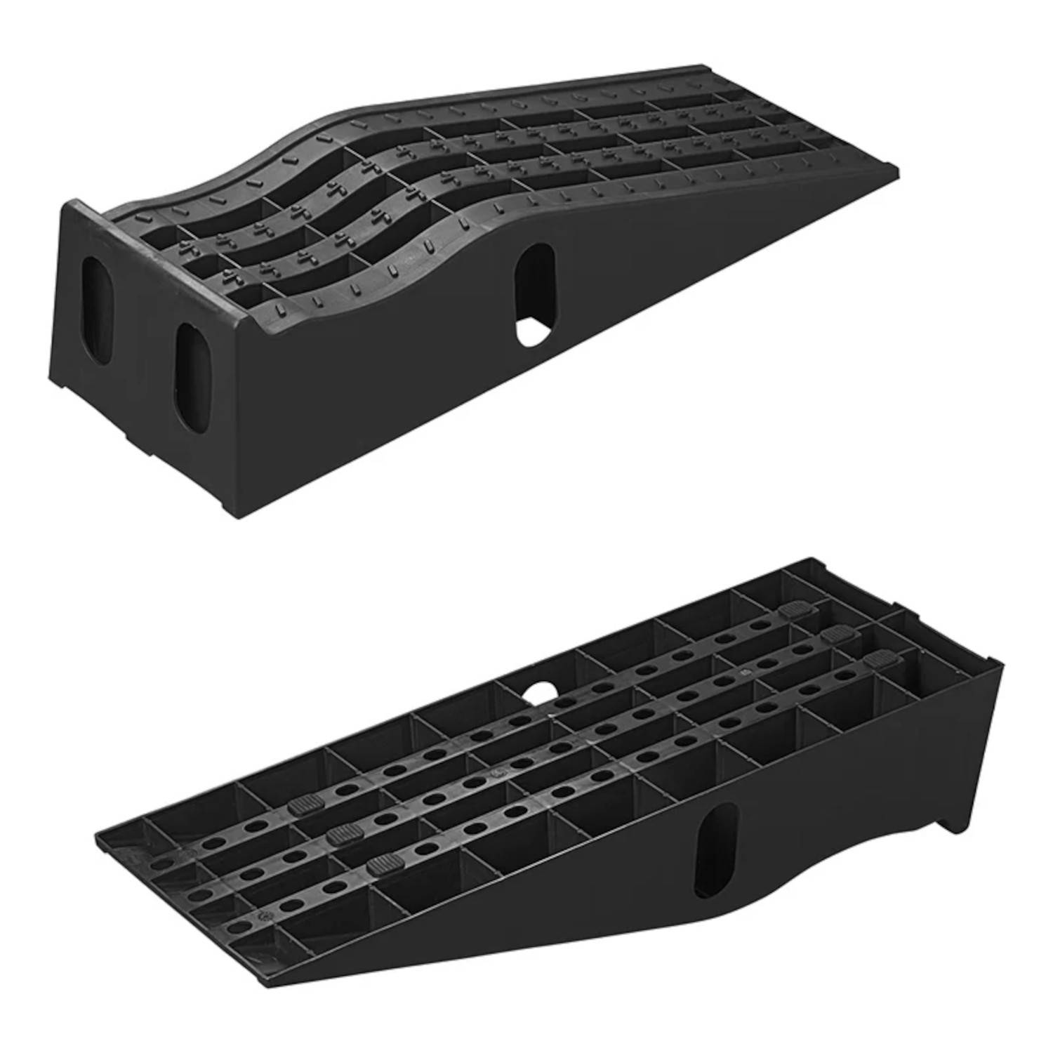 Zwei schwarze Kunststoff-Autorampen mit strukturierten Oberflächen für Bodenhaftung und Löchern zur Entwässerung. Entwickelt, um Fahrzeuge sicher für Wartungsarbeiten anzuheben.