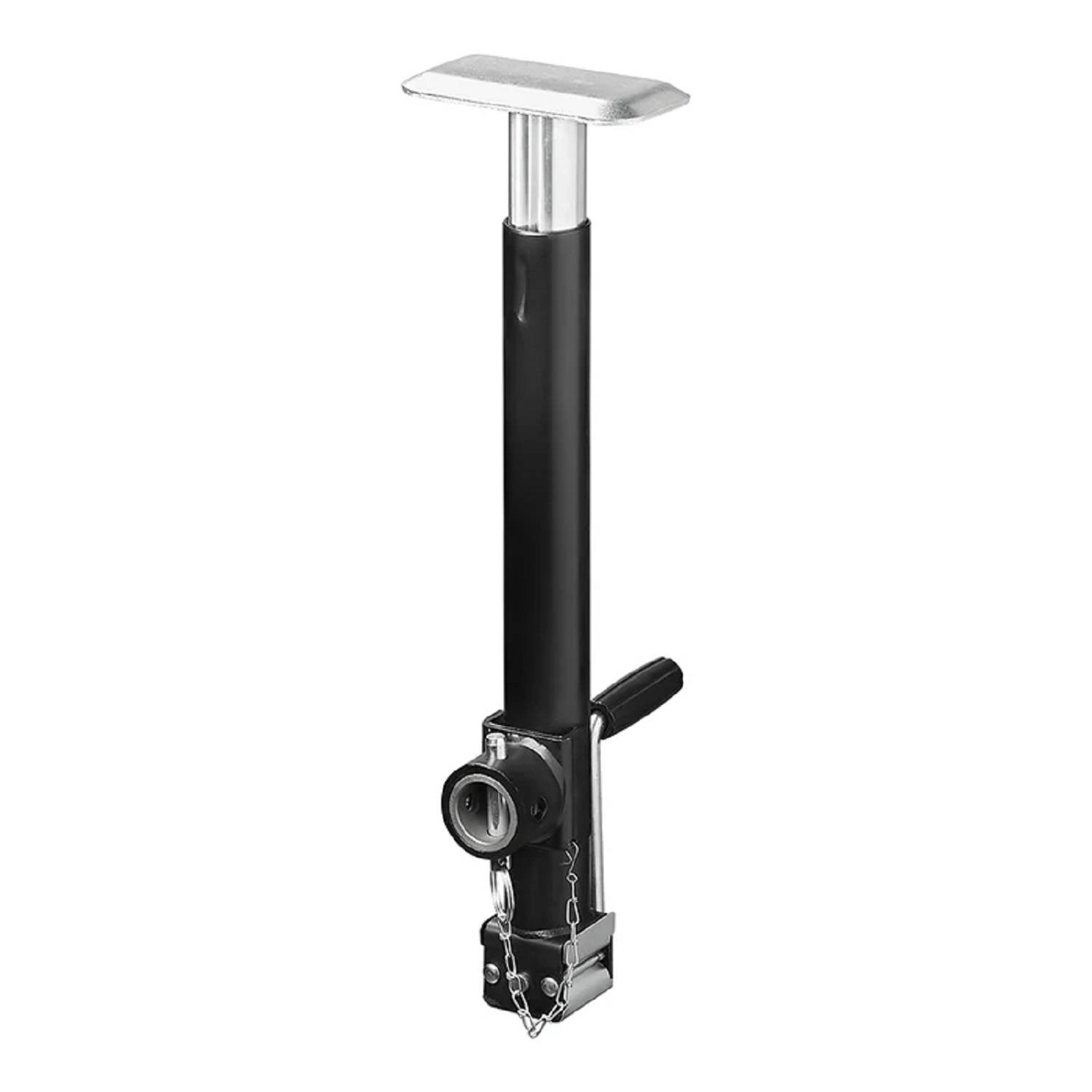 Ein schwarzer und silberner, verstellbarer Anhänger-Stützfuß mit einem Handgriff und einer Kette zum Sichern, der zum Stabilisieren von Anhängern während des Parkens verwendet wird.