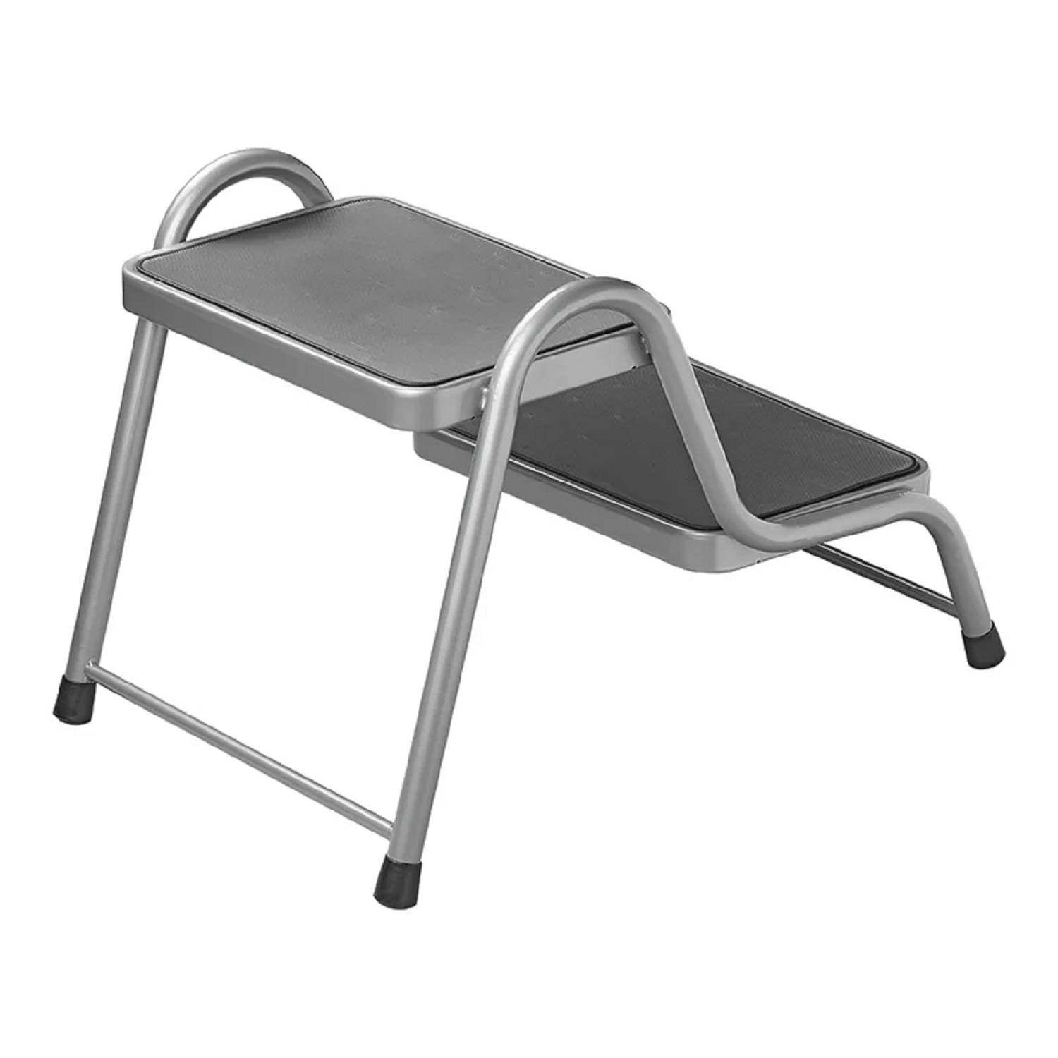 Ein grauer Klapphocker mit zwei Ebenen, ausgestattet mit Gummigriffstreifen auf jeder Stufe und rutschfesten Füßen für Stabilität.