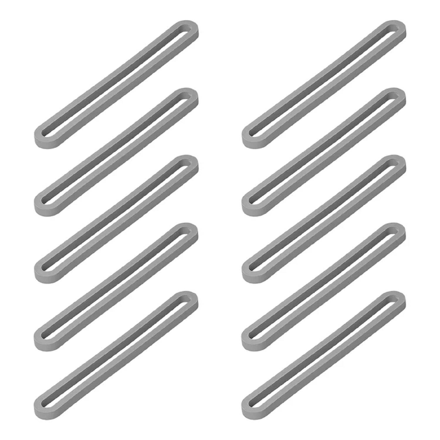 Zehn identische, parallele, graue, längliche Hufeisen sind gleichmäßig in zwei vertikalen Spalten vor einem weißen Hintergrund angeordnet.