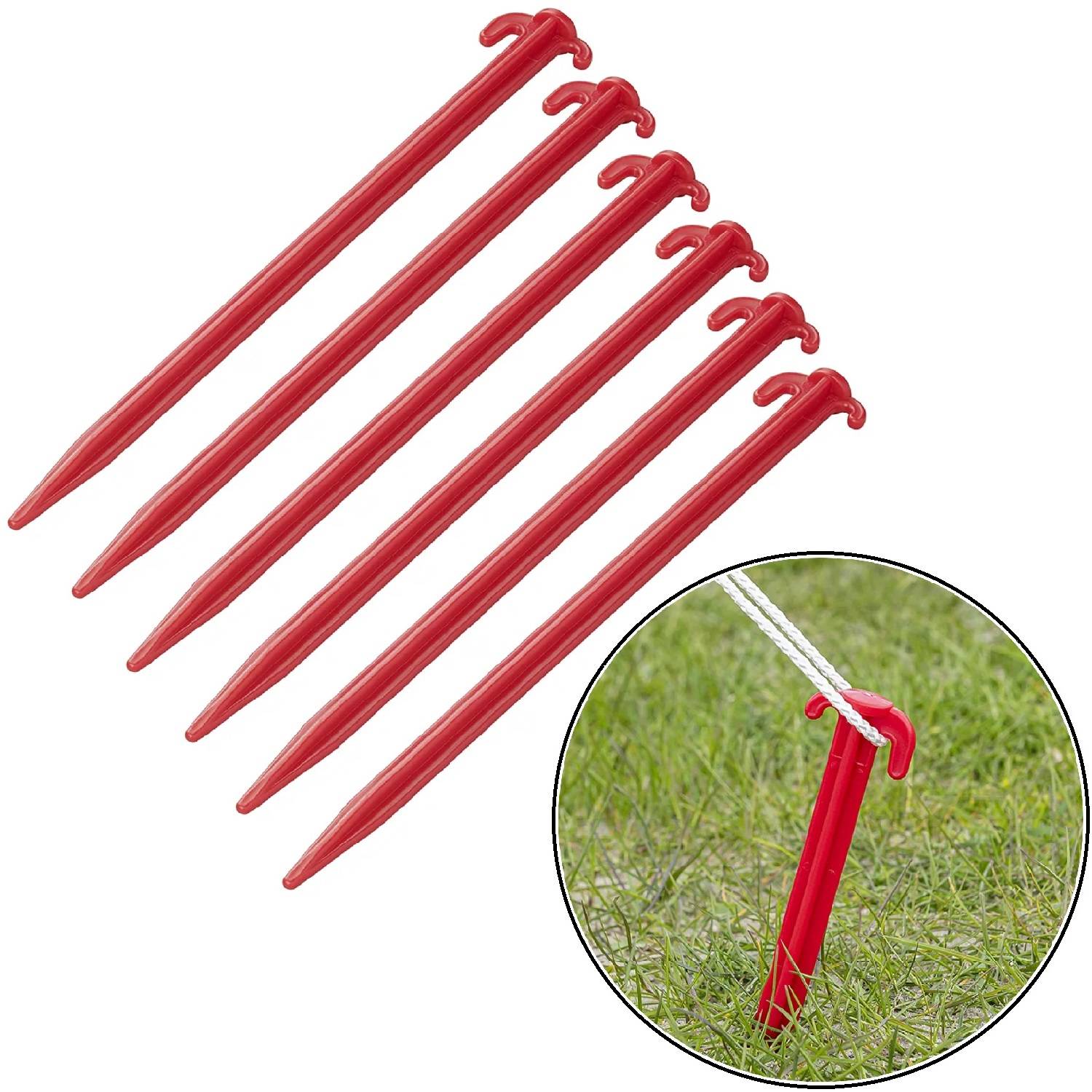 Sechs rote Zeltheringe mit Haken, in einer Reihe angeordnet, und ein Hering, der ein Seil im Gras in einer Kreiseinblendung befestigt.