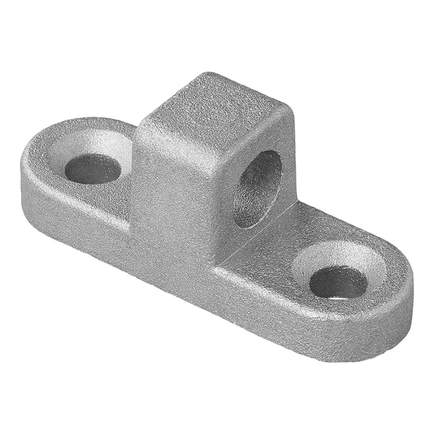 Eine Metallhalterung mit zwei Löchern zur Befestigung und einem zentralen erhabenen Bereich mit einer quadratischen Öffnung für Befestigungszwecke.