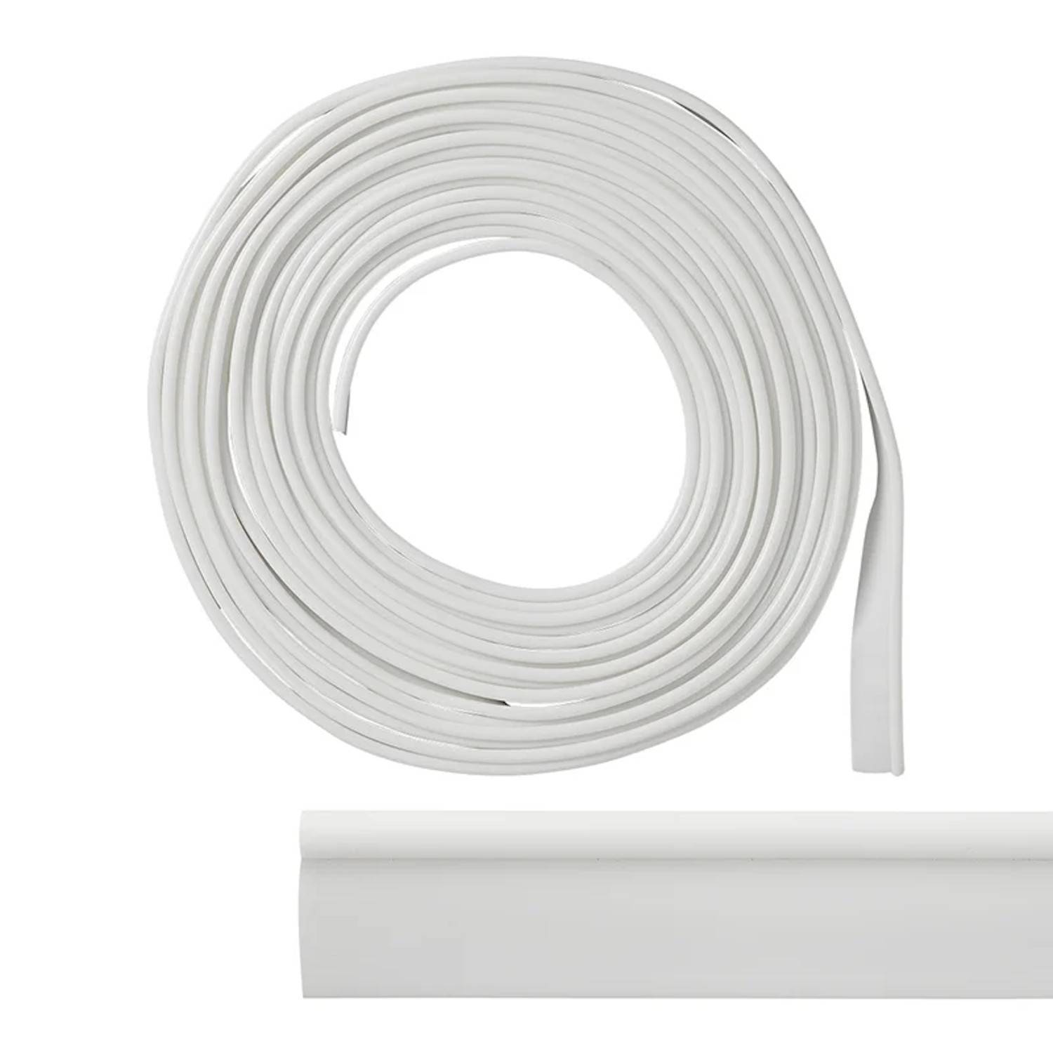 Eine gewickelte weiße Gummidichtung neben einem geraden Stück; verwendet zum Abdichten von Lücken um Türen und Fenster zur Verbesserung der Isolierung.