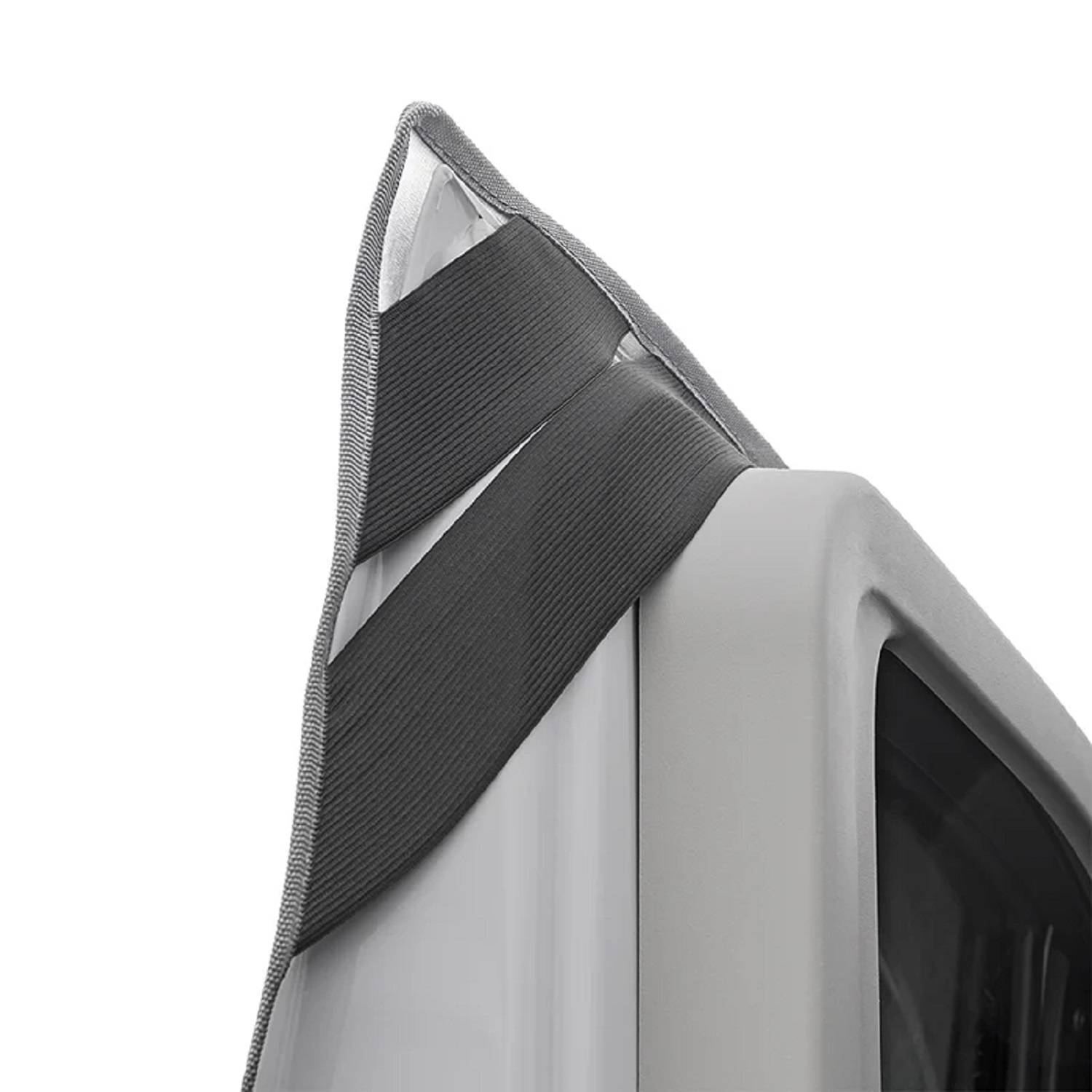 Eine Nahaufnahme der Ecke eines Fahrzeugs mit einer schützenden schwarzen Abdeckung.