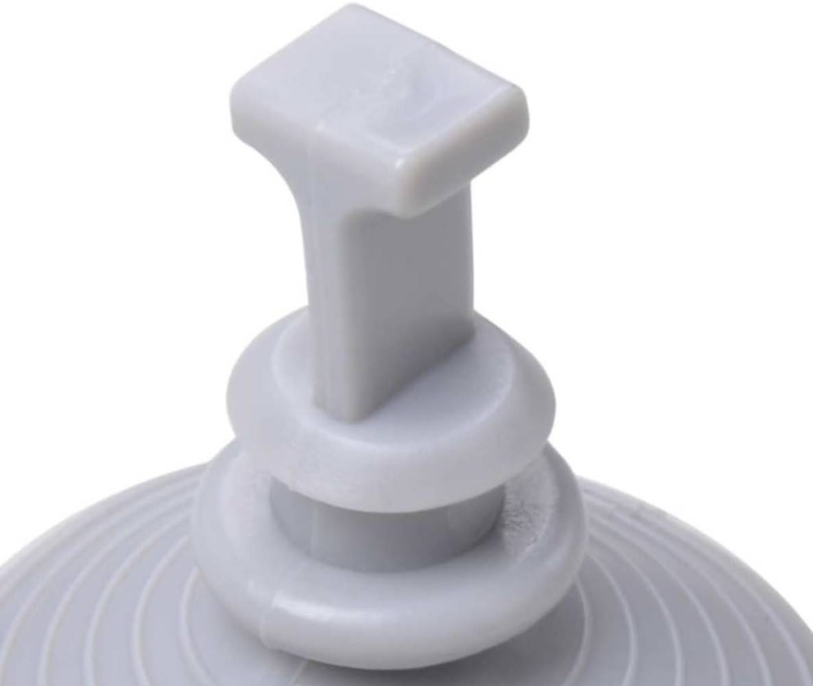 Ein Detailbild eines grauen Kunststoff-Pumpspenders, wie er üblicherweise für Flüssigseife- oder Lotionflaschen verwendet wird, mit Fokus auf die Düse und die kreisförmige Basis.