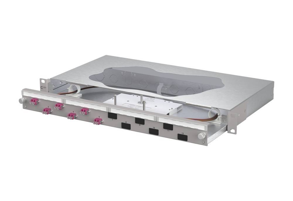 Ein silbernes Netzwerkpanel mit mehreren Ports und Glasfaserverbindern, das typischerweise in Telekommunikations- und Rechenzentren eingesetzt wird.