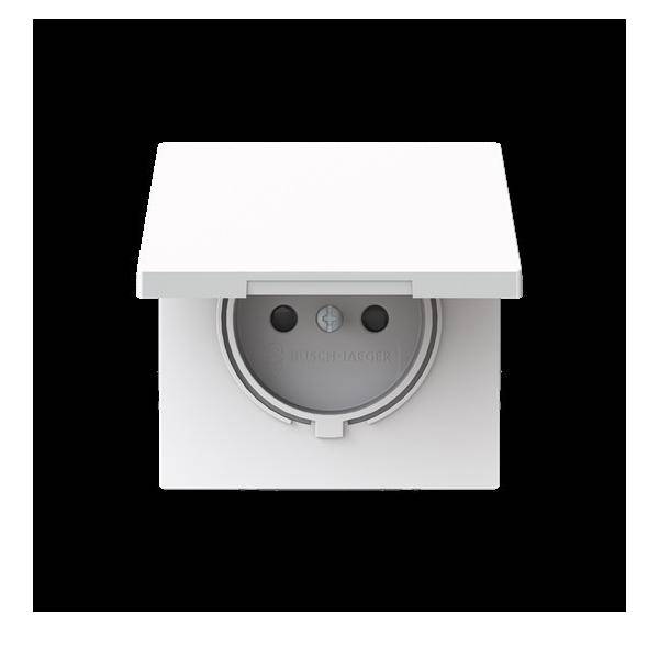 Eine weiße elektrische Wandsteckdose mit einer geschlossenen Klappe verdeckt die Steckdose. Die Klappe ist beschriftet, um Sicherheitsmerkmale oder Markeninformationen anzuzeigen.