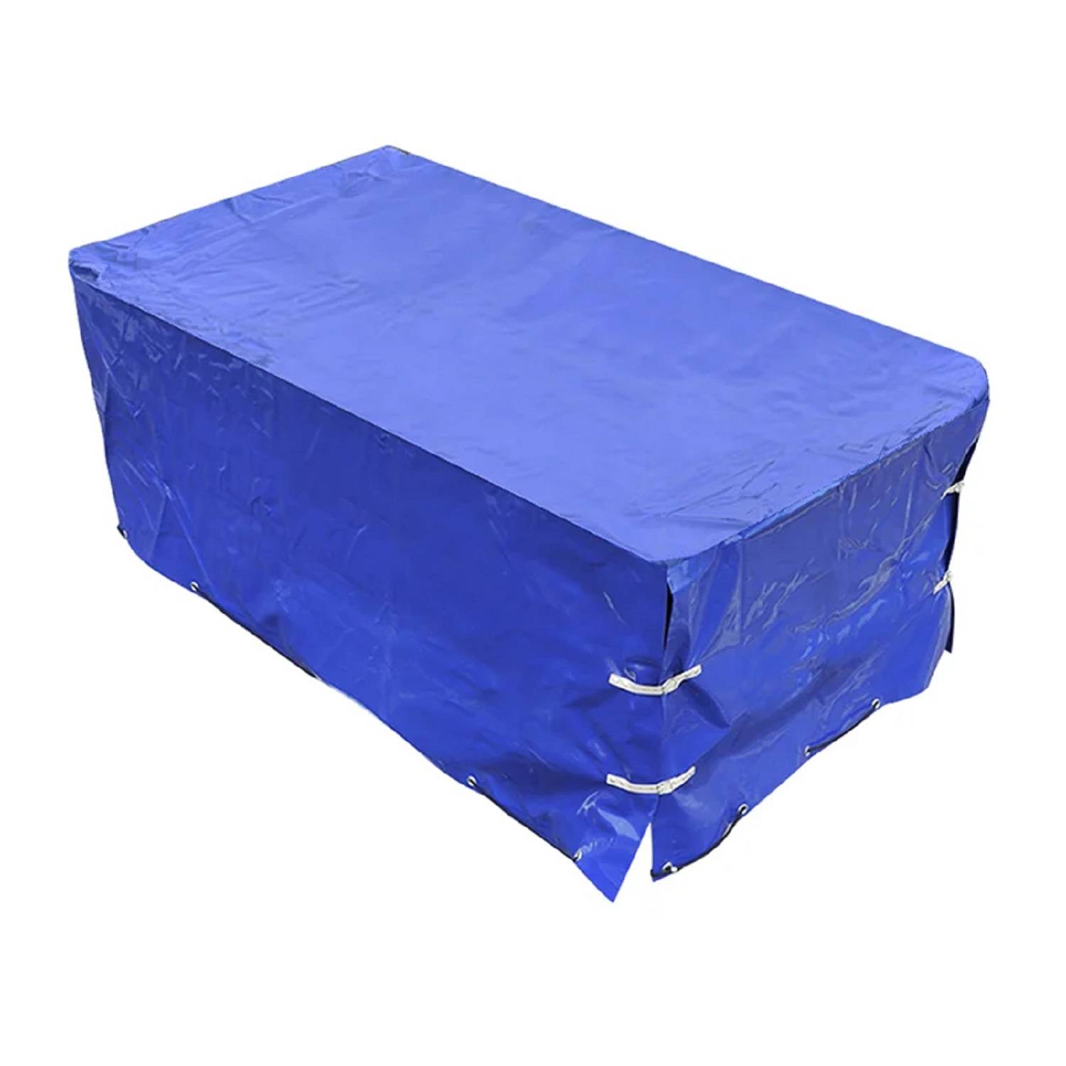 Ein großes rechteckiges Objekt, das mit einer hellen blauen Plane abgedeckt ist, die mit Metallösen befestigt ist, was darauf hindeutet, dass es sich um Outdoor-Ausrüstung oder Mobiliar handelt.