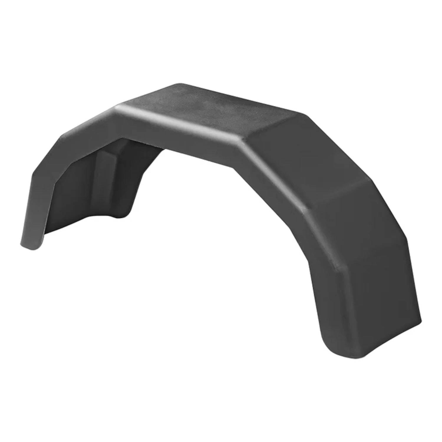 Ein schwarzer, L-förmiger Kotflügel für einen Lastwagen, entwickelt zum Schutz der Reifen vor Schmutz und Steinschlag, vor weißem Hintergrund abgebildet.