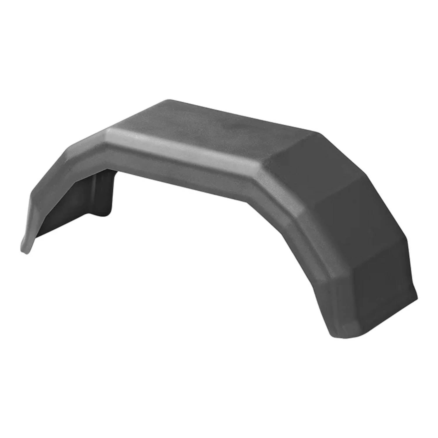Ein grauer, eckiger Kotflügel aus robustem Material, der entwickelt wurde, um das Fahrzeug und die Reifen vor Schmutz und Wasserspritzern zu schützen.