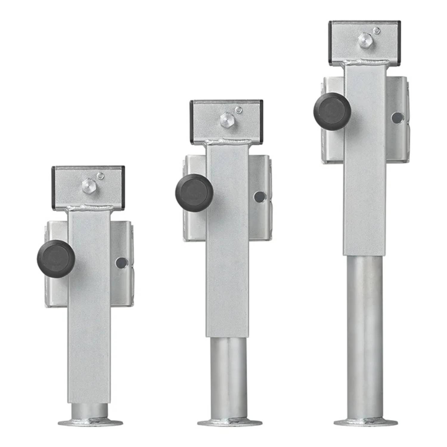 Drei verstellbare Metallhalterungen unterschiedlicher Höhen stehen senkrecht, wobei jede eine kreisförmige schwarze Drehknopf an der Seite hat.