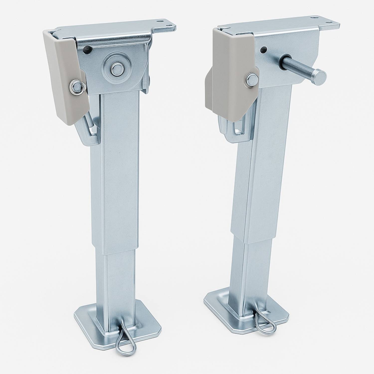 Zwei Metallunterstützungsständer mit verstellbarer Höhe und Verriegelungsmechanismus, jeder mit einer flachen Grundplatte und grauen Kunststoffkomponenten.