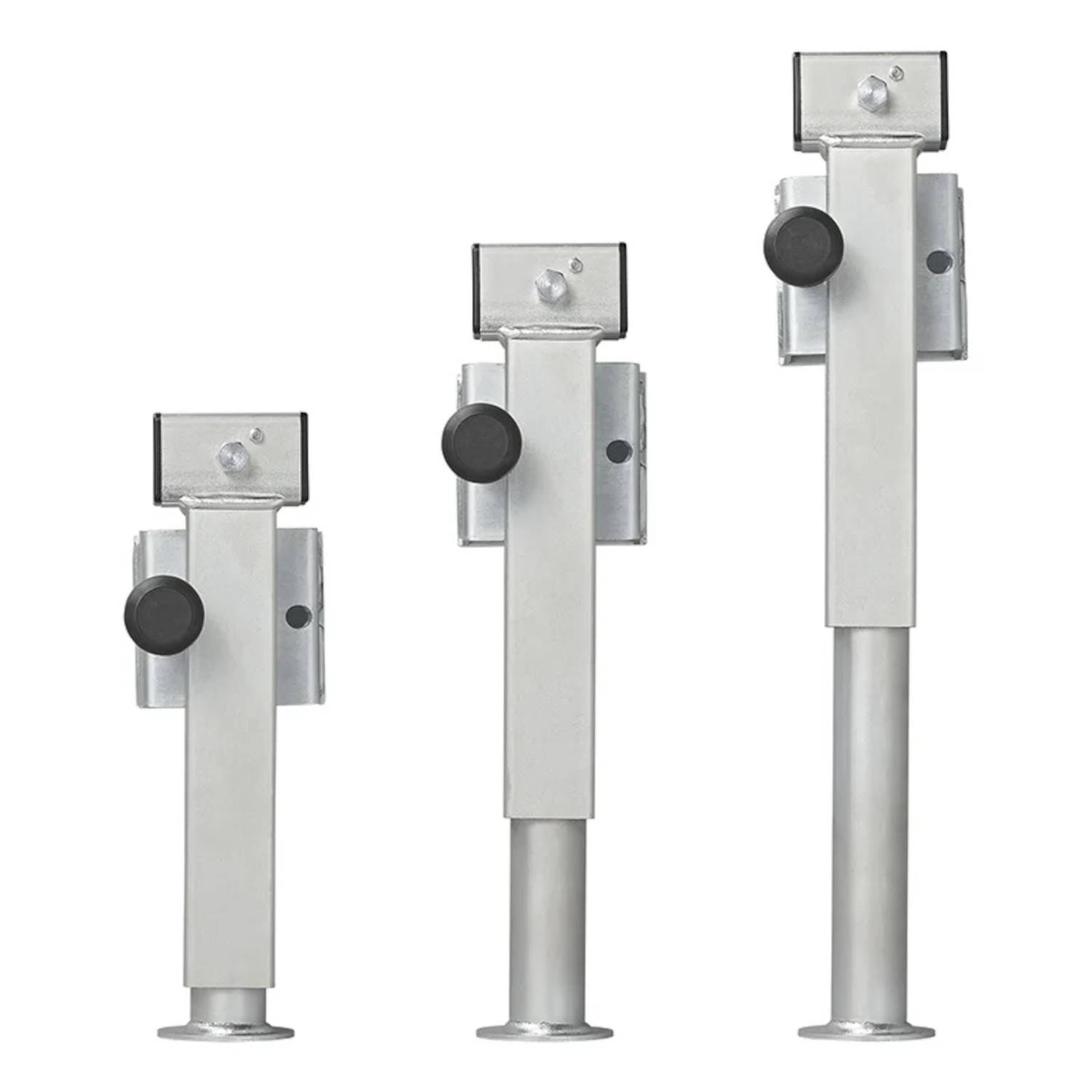 Drei verstellbare Metallhalterungen in unterschiedlichen Höhen, jeweils mit einem schwarzen Knopf zur Befestigung und einer kreisförmigen Basis für Stabilität, vor einem weißen Hintergrund.