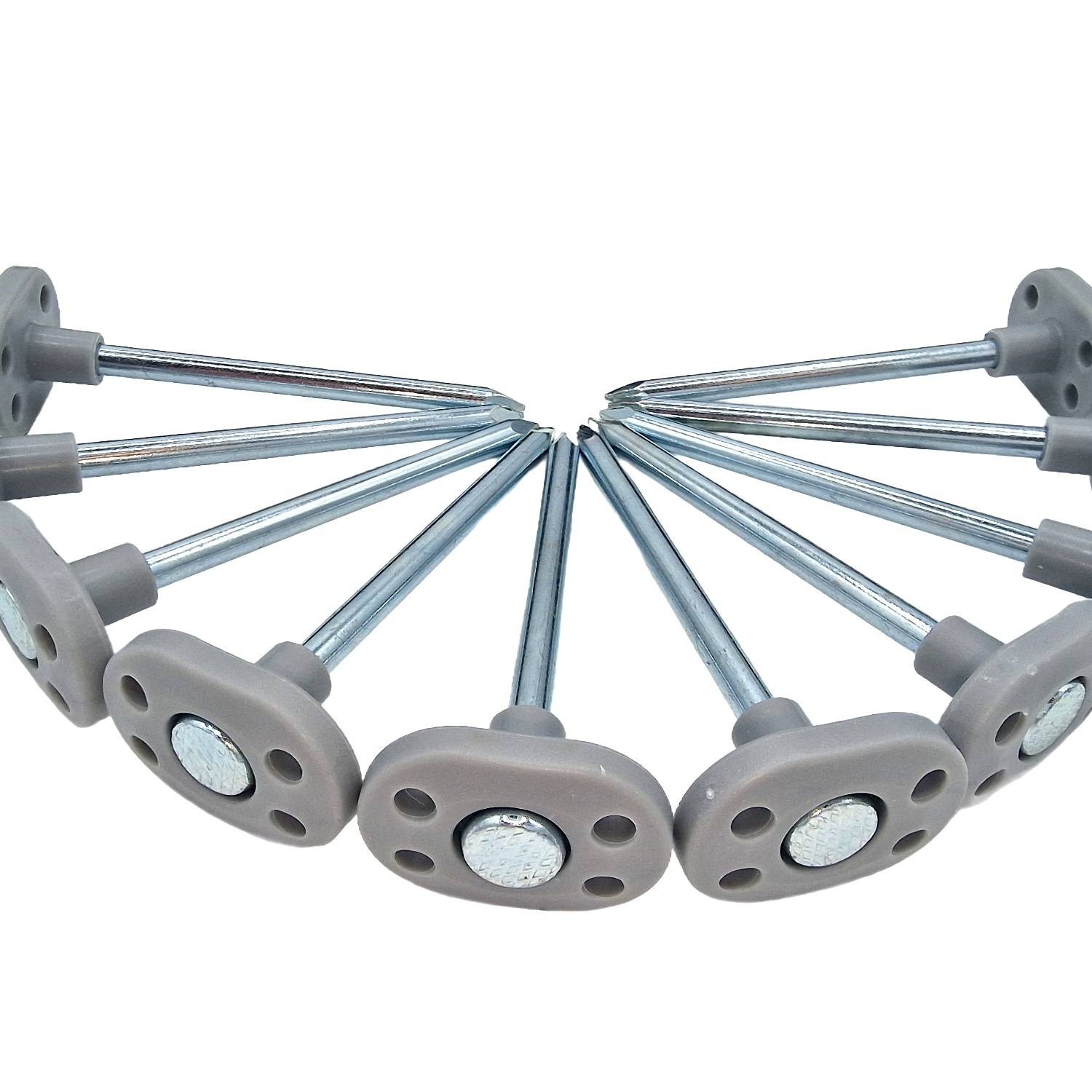 10 graue pilzförmige Dachdeckernägel, in einem Halbkreis angeordnet, mit silbernen Nägeln, die nach außen ragen.