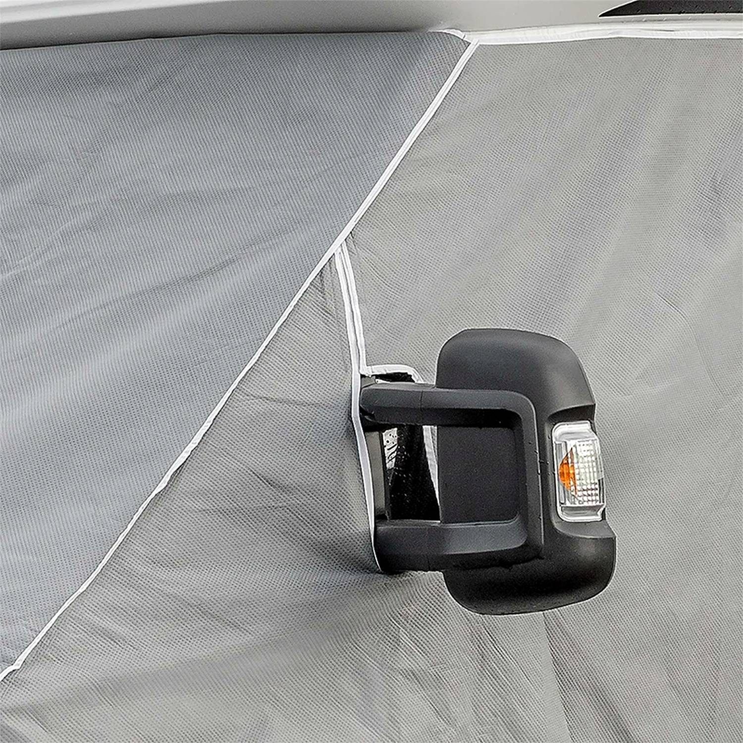 Rückspiegel auf einer grauen Stoff-Fahrzeugabdeckung, der ein Blinklicht mit elegantem Design zeigt.