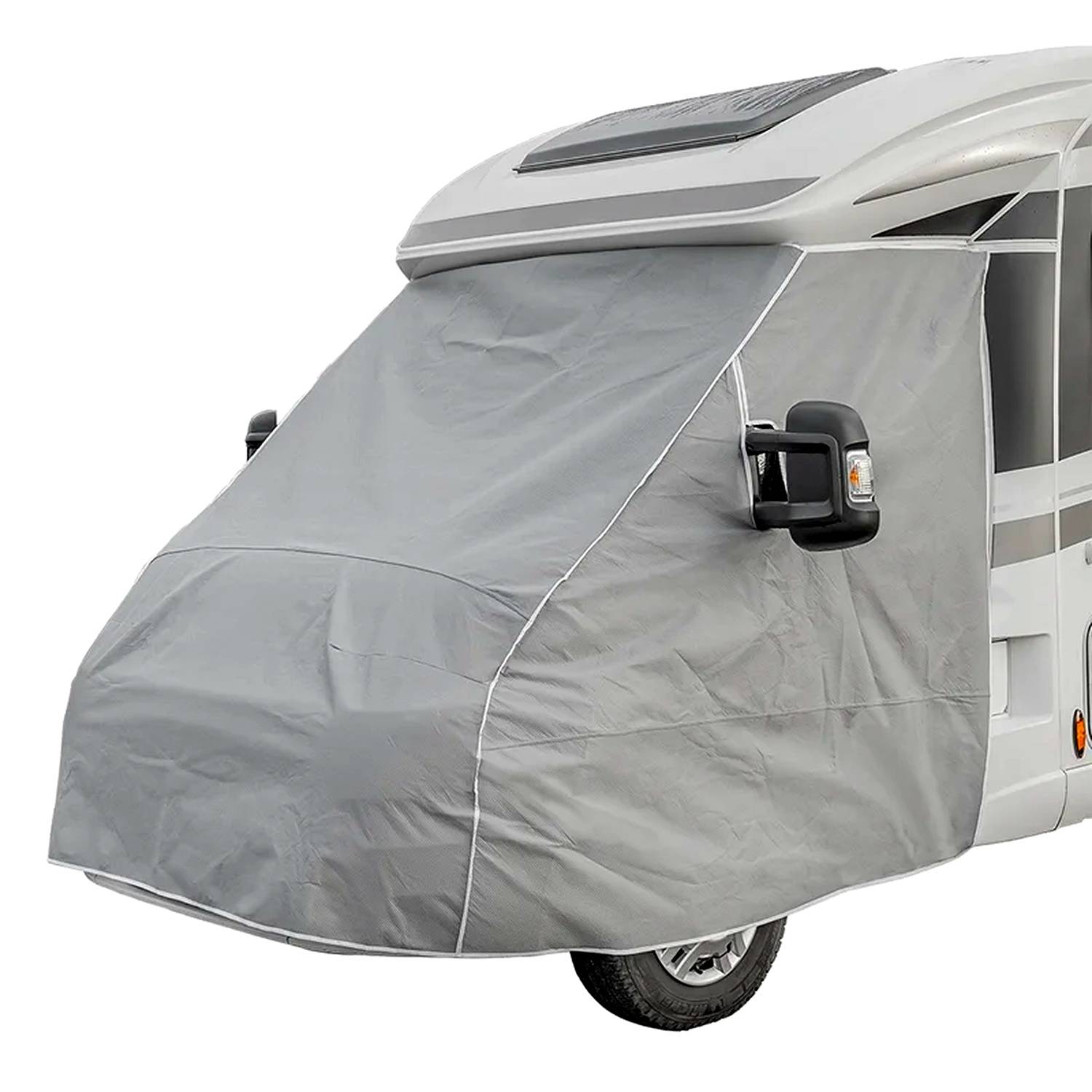 Ein Wohnmobil mit einer grauen Wetterschutzabdeckung, die über die Windschutzscheibe und die vorderen Fenster gezogen ist und es vor Witterungseinflüssen schützt.