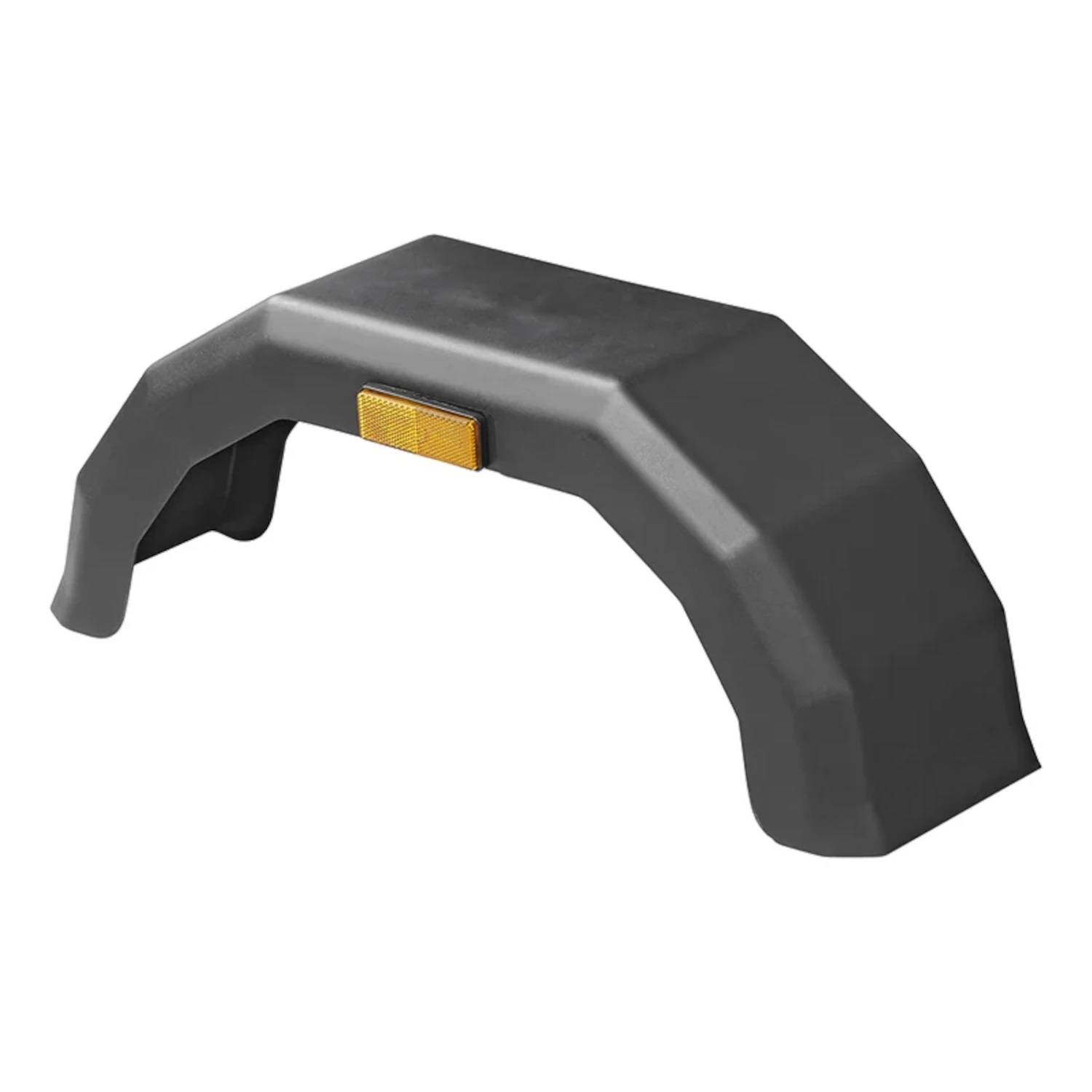 Ein schwarzer Anhänger-Kotflügel aus Kunststoff mit einem rechteckigen gelben Rückstrahler an der Seite.