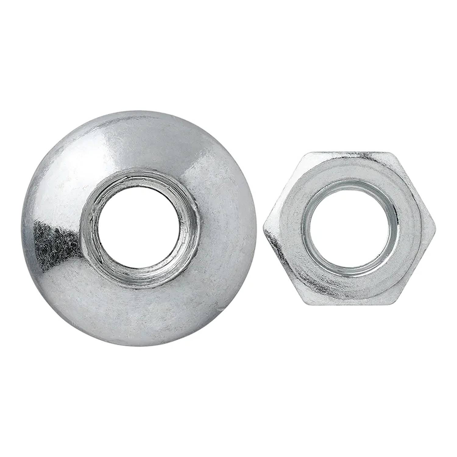 Eine metallische runde Unterlegscheibe liegt neben einer sechseckigen Mutter auf einem einfarbigen weißen Hintergrund. Beide sind glänzend und reflektierend.