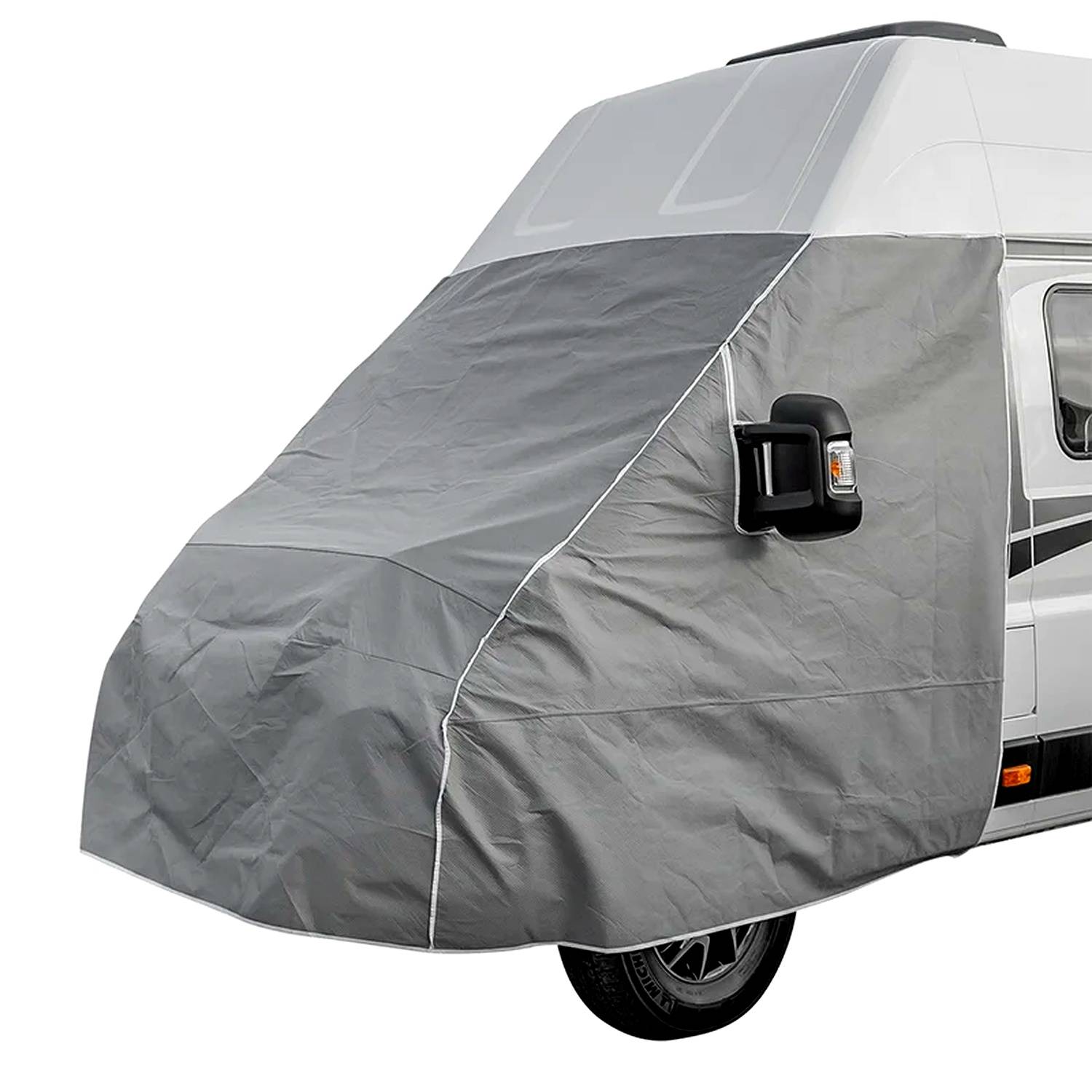 Ein Wohnmobil mit einer schützenden grauen Abdeckung über der Windschutzscheibe und den Fenstern, was auf Lagerung oder Schutz vor Witterung hindeutet.