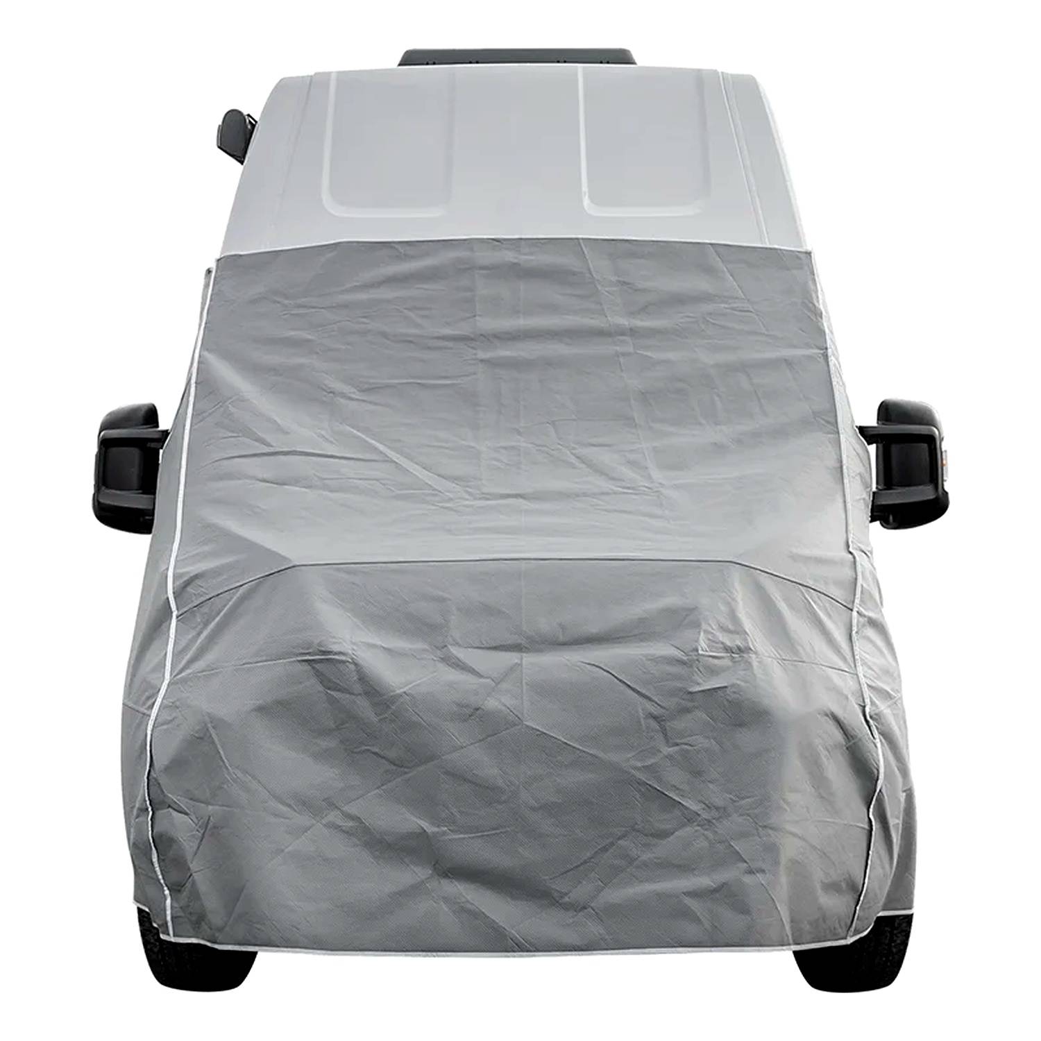 Ein weißes Fahrzeug mit einer grauen Schutzabdeckung über der Windschutzscheibe und der Motorhaube, die wahrscheinlich zum Wetterschutz dient.