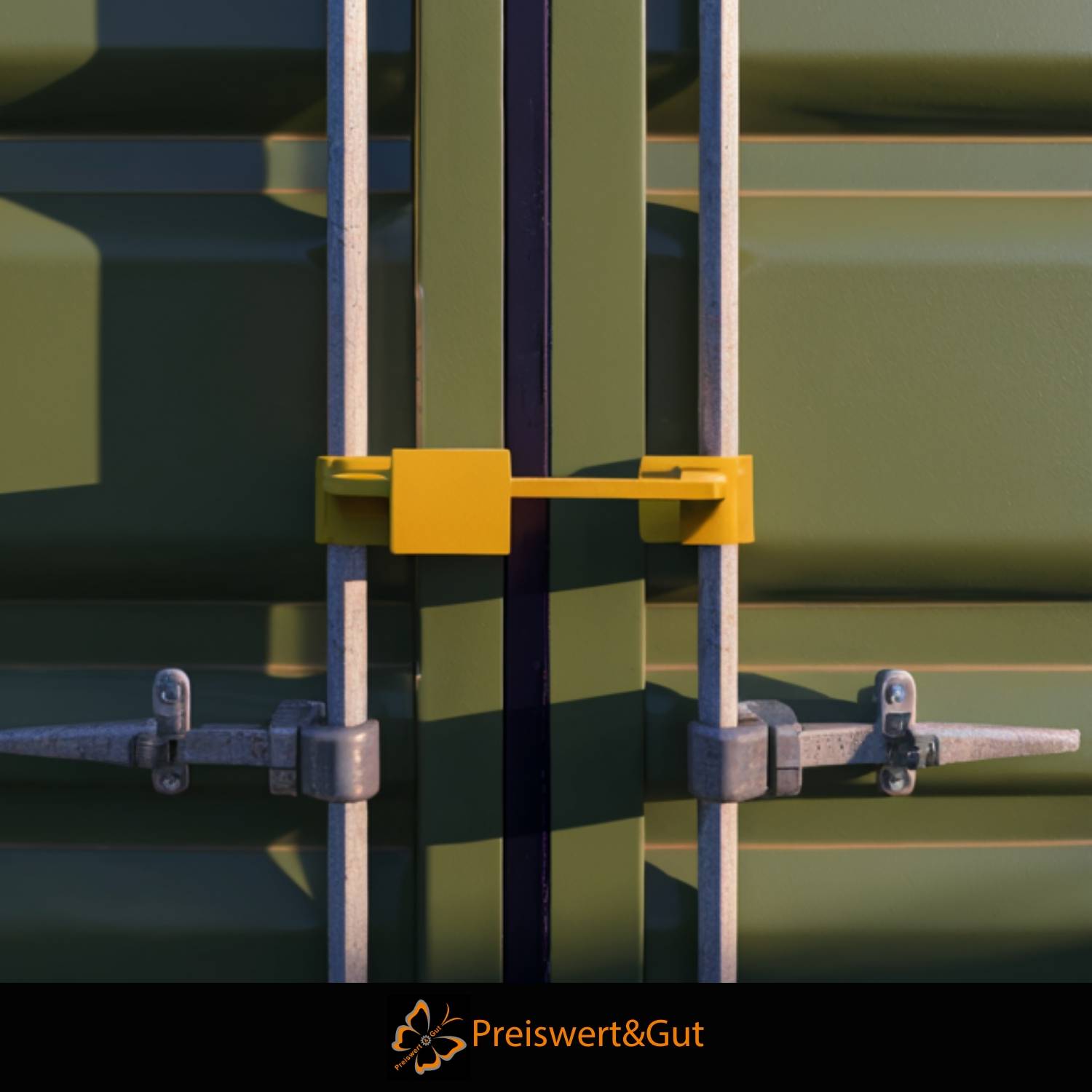 Eine Nahaufnahme einer sicheren grünen Schiffscontainertür mit einem gelben Verriegelungsriegel quer in der Mitte, die von Sonnenlicht beleuchtet wird.