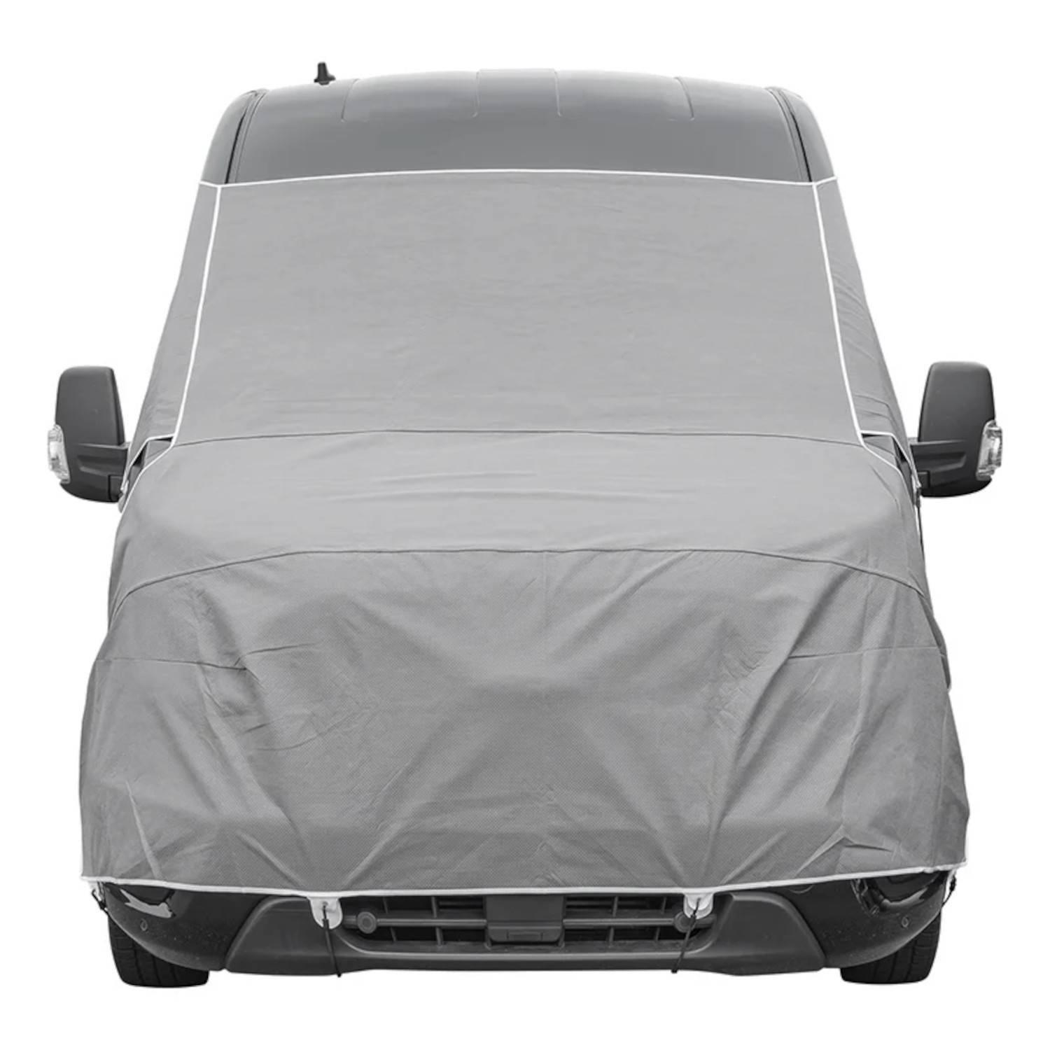 Ein Transporter mit einer grauen Schutzabdeckung, die ihn vor Witterungsbedingungen schützen soll. Die Abdeckung sitzt eng über der Front und den Seiten.