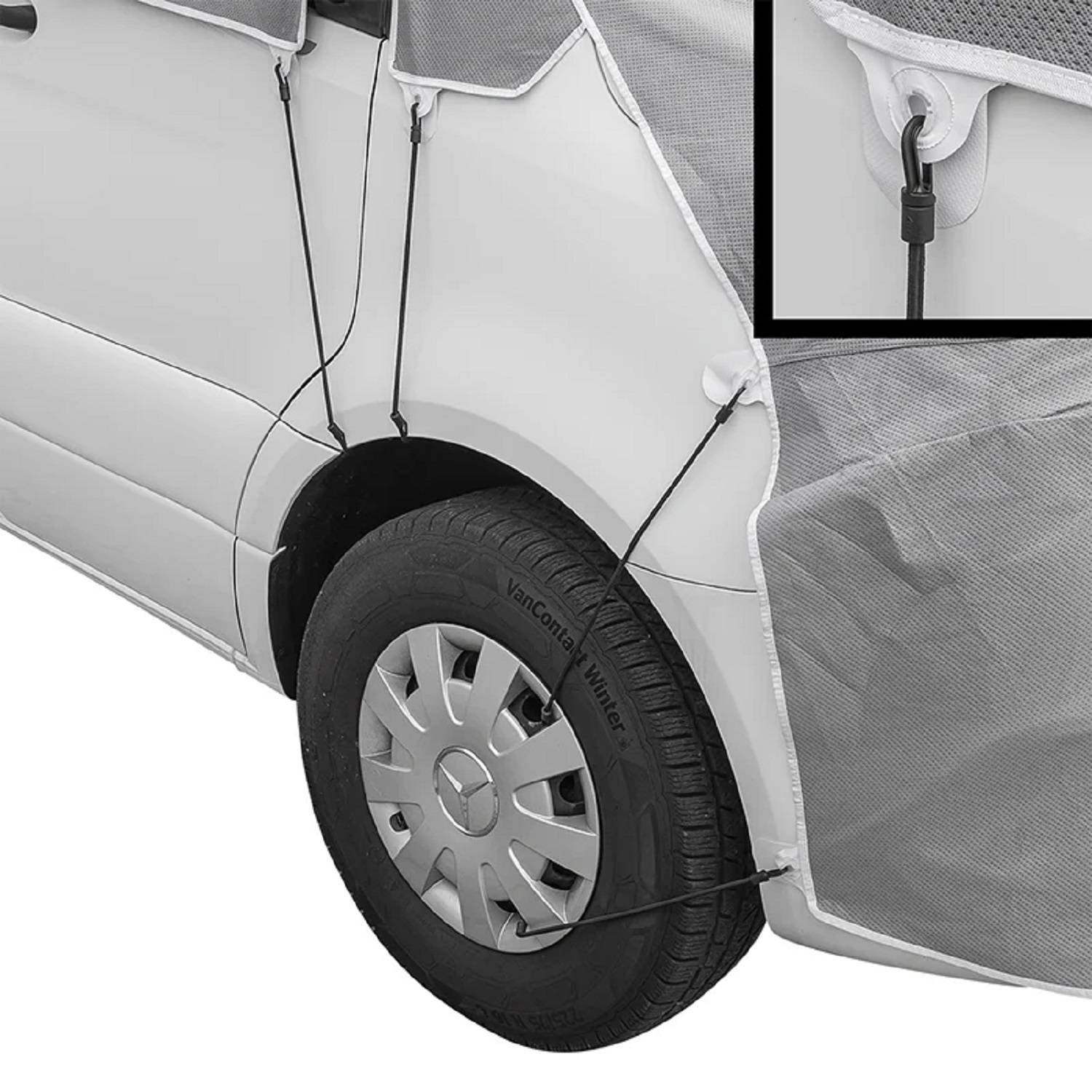 Ein Autoreifen ist mit einer Schutzabdeckung versehen, die durch eine Spanngummikordel befestigt wird. Eine Detailansage zeigt eine Nahaufnahme der Kordelbefestigung.