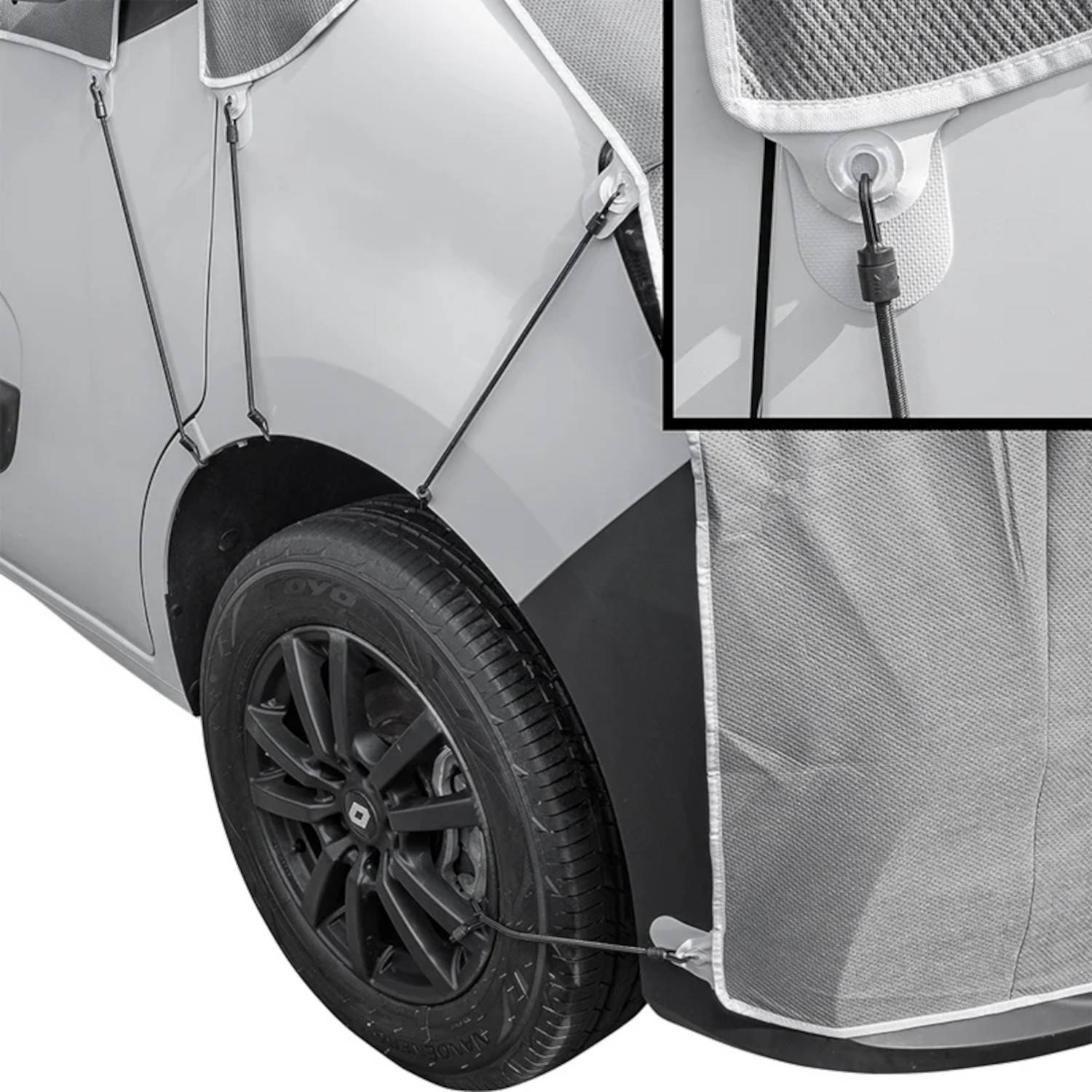 Eine Nahaufnahme einer Autotür, die von einem Sonnenschutz geschützt wird, mit Haken und elastischen Riemen, die für eine sichere Befestigung angebracht sind und seine Installation veranschaulicht.