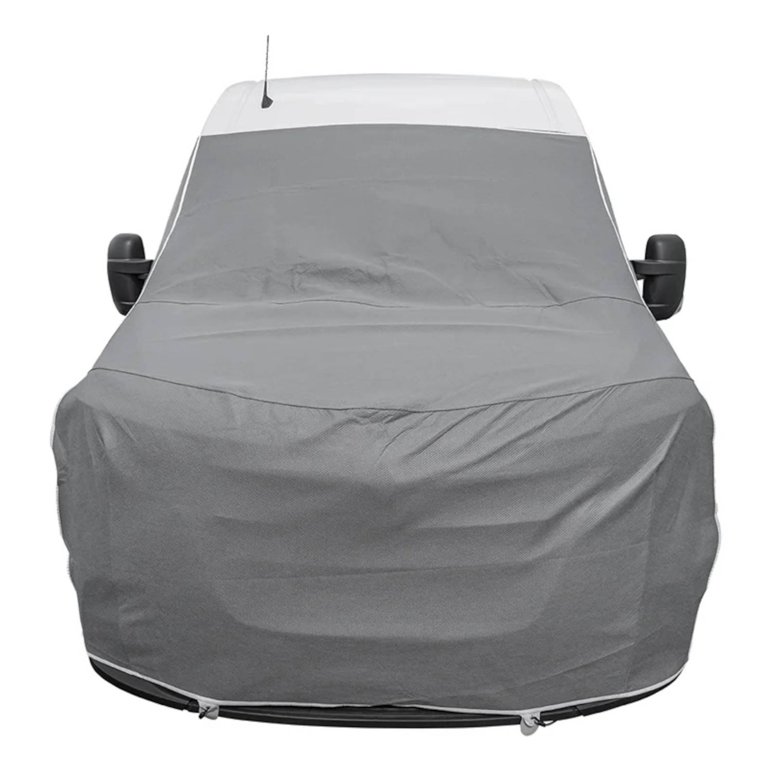 Ein Auto ist mit einer grauen Schutzplane bedeckt, von vorne sichtbar.