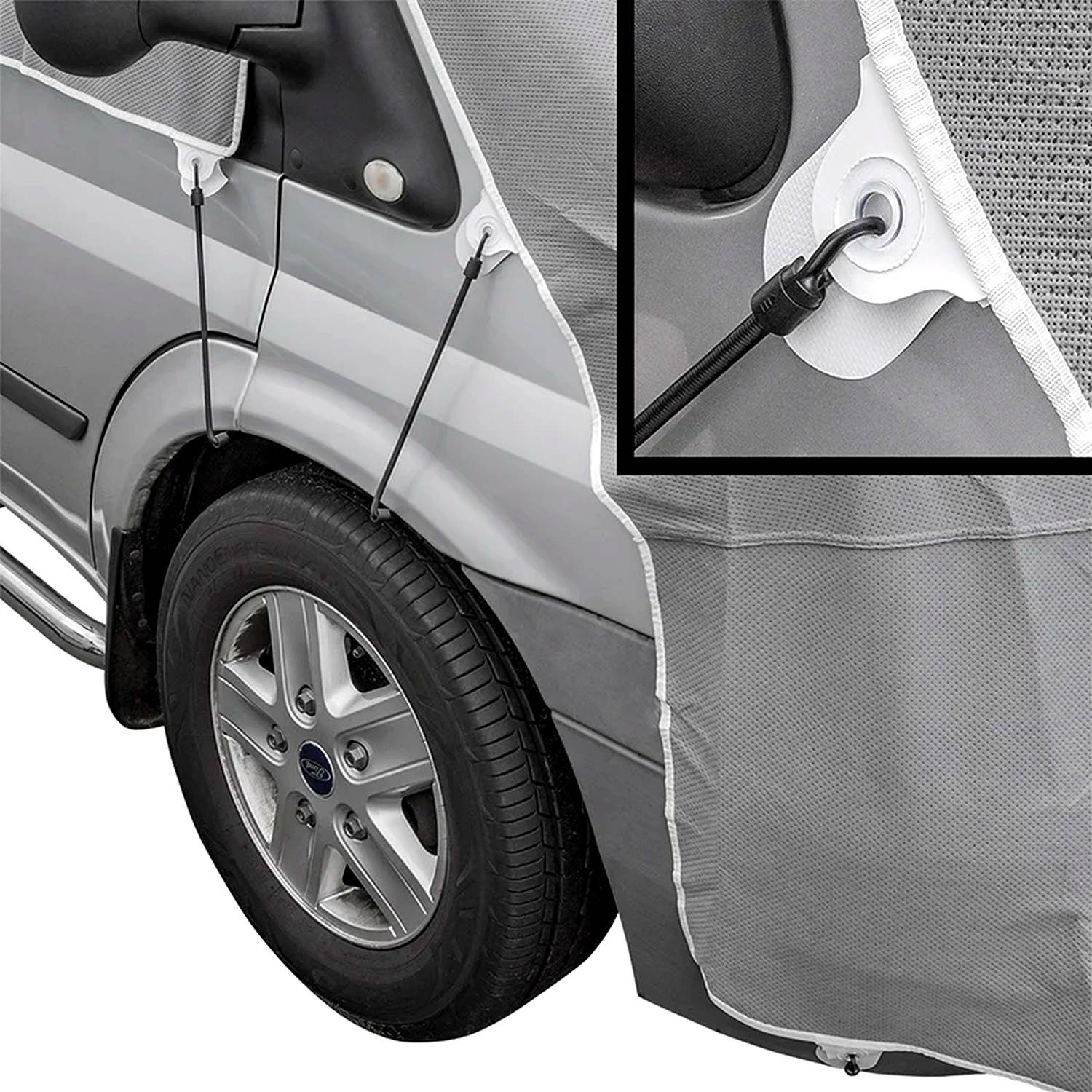 Ein Van mit seinem Hinterrad und einem Teil seiner Karosserie ist zu sehen, mit einer Plane, die durch Spanngurte befestigt ist, sowie eine Detailaufnahme des Befestigungspunkts der Plane.