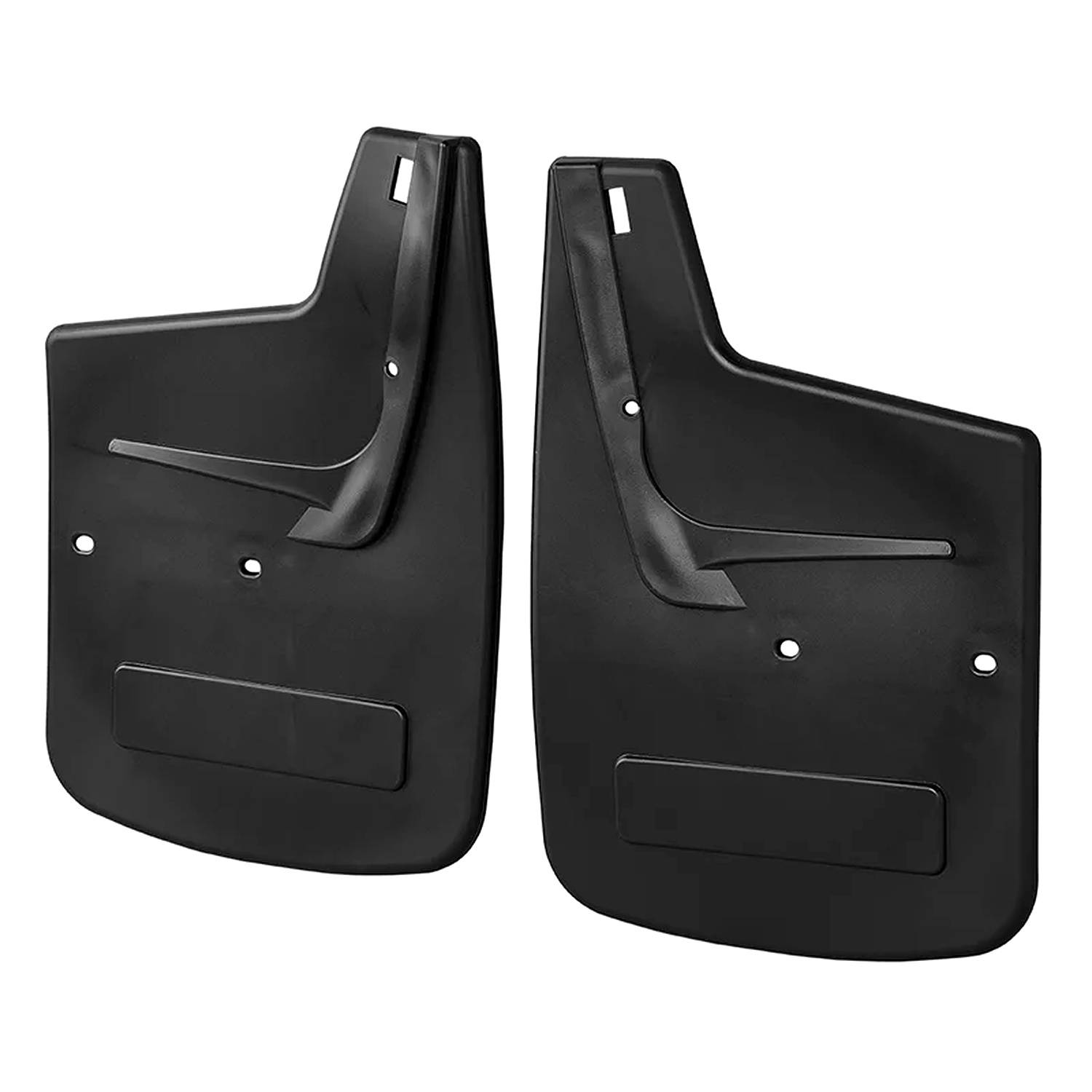 Zwei schwarze Schmutzfänger für Autos, die entwickelt wurden, um die Unterseite des Fahrzeugs vor Schmutz und Ablagerungen zu schützen, und deren Form und Befestigungspunkte präsentieren.