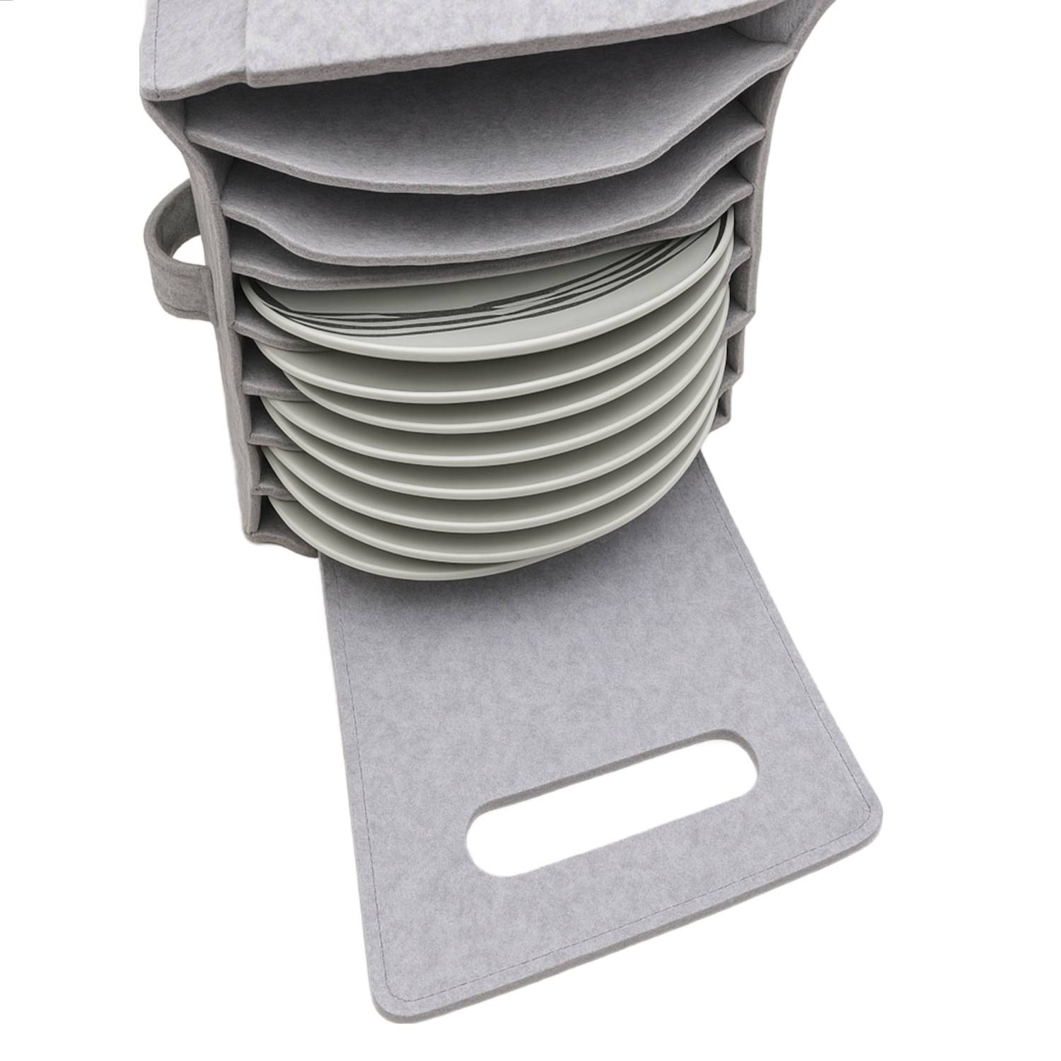 Ein Stoffträger, der einen Stapel Porzellanteller trägt, sauber in Abschnitte unterteilt für eine übersichtliche Organisation und einfachen Transport.