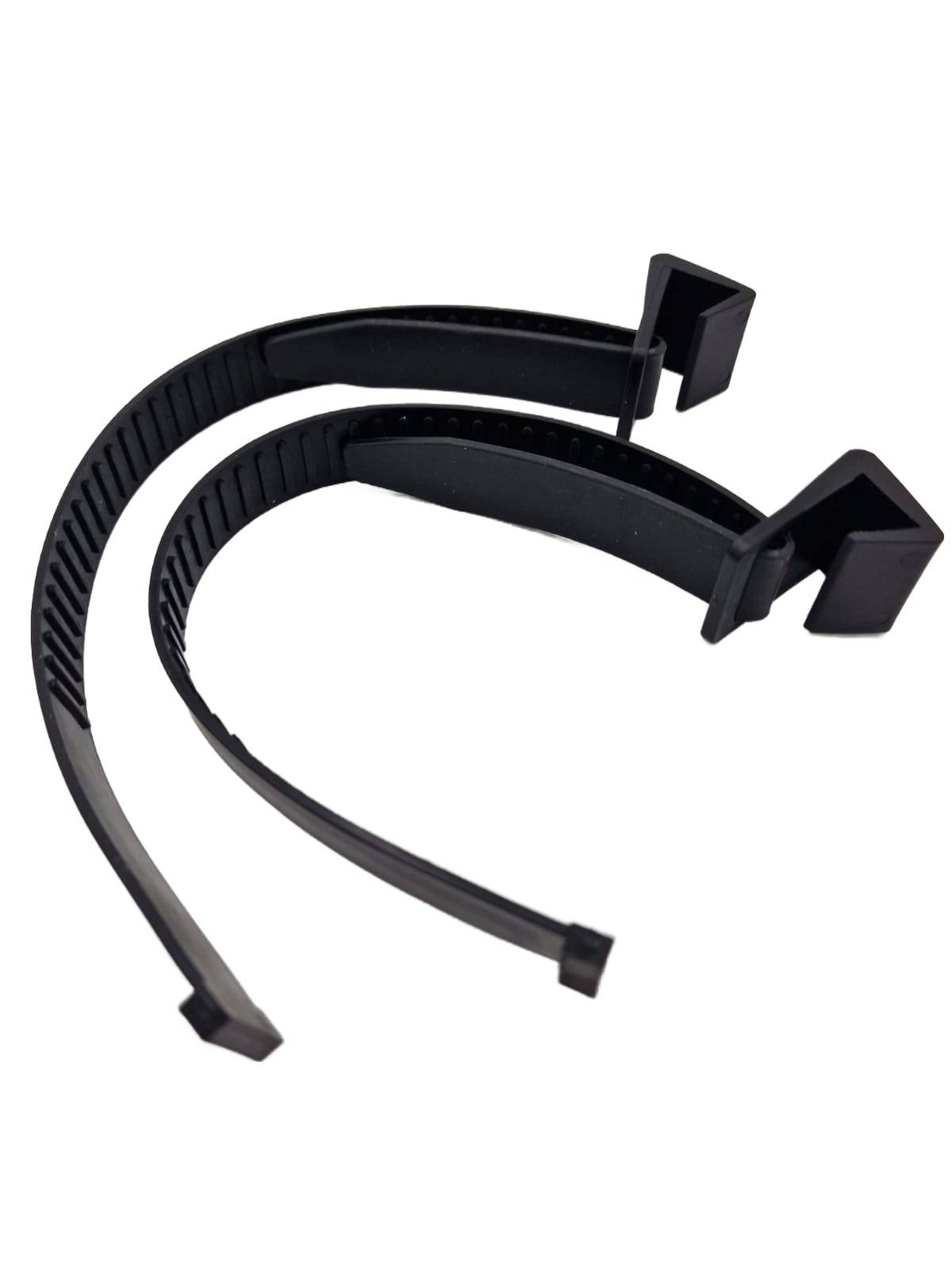 Zwei schwarze Plastik-Kabelbinder mit gezahnten Bändern und quadratischen Verschlussköpfen, auf weißem Hintergrund positioniert.