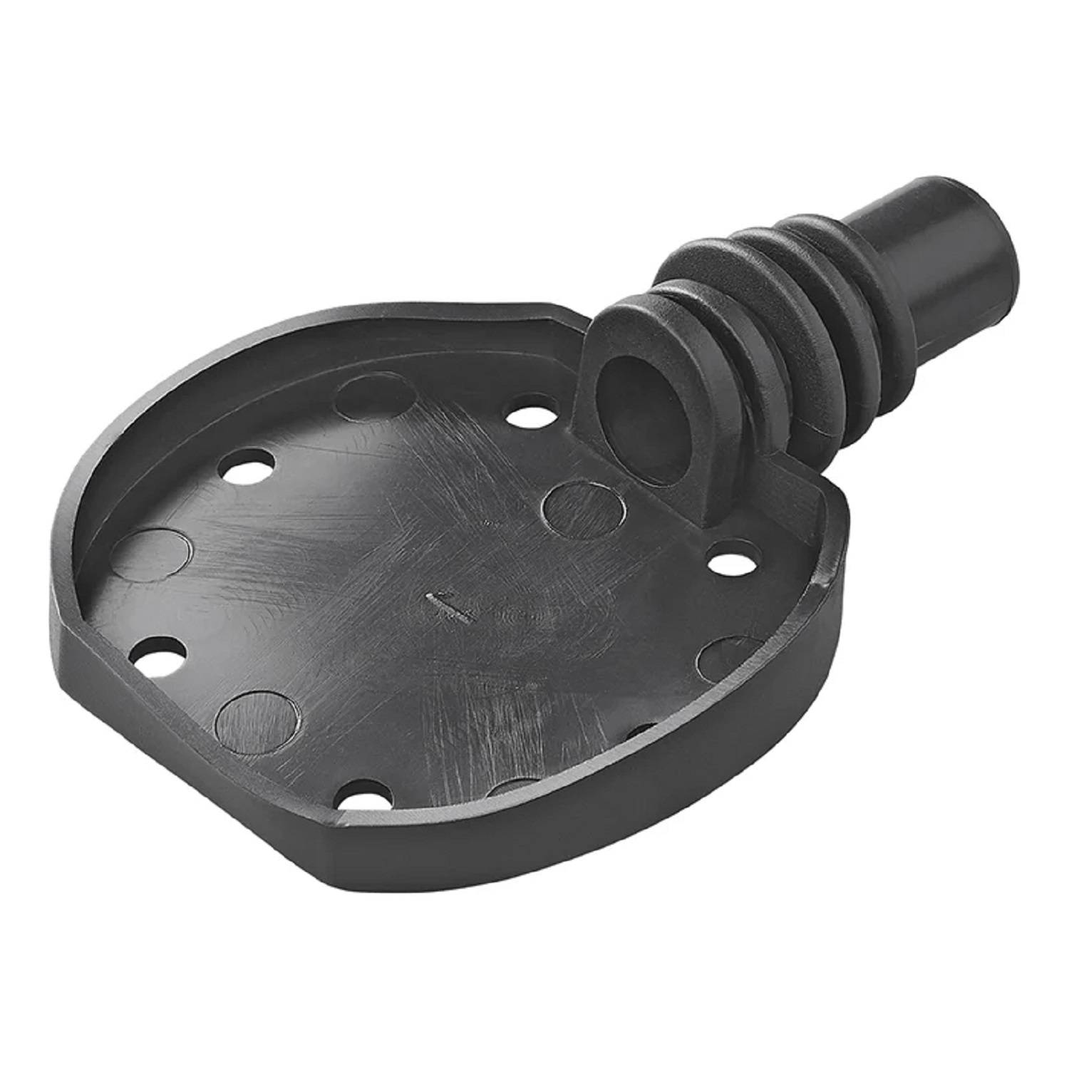 Ein schwarzes Plastikstück in Bootform, das umgekippt ist, mit einer zylindrischen Öffnung und mehreren kreisrunden Löchern auf seiner flachen Oberfläche.