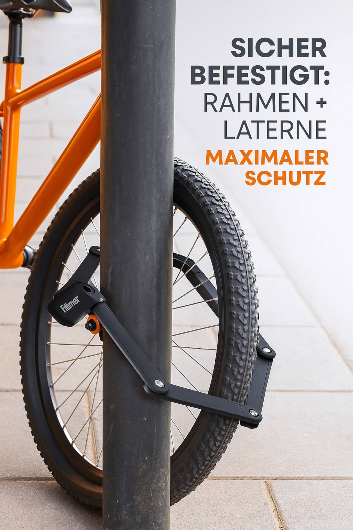 Ein Fahrrad, das mit einem robusten Schloss an einem Pfahl befestigt ist. Der Text: 'Rahmen + Laterne Maximale Schutz' weist auf verbesserte Sicherheitsfunktionen hin.